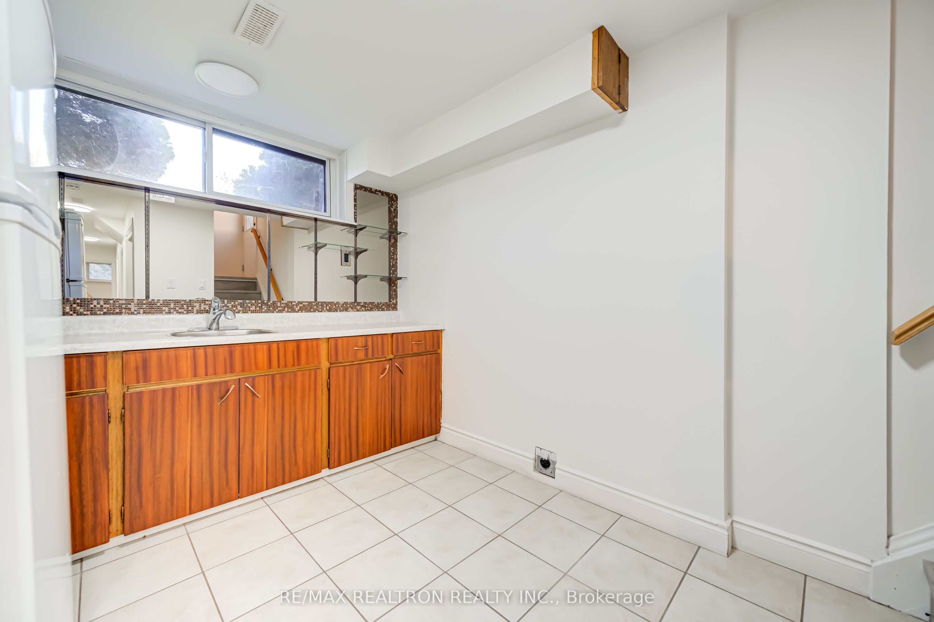 31 Sussex Avenue Property Photo 23