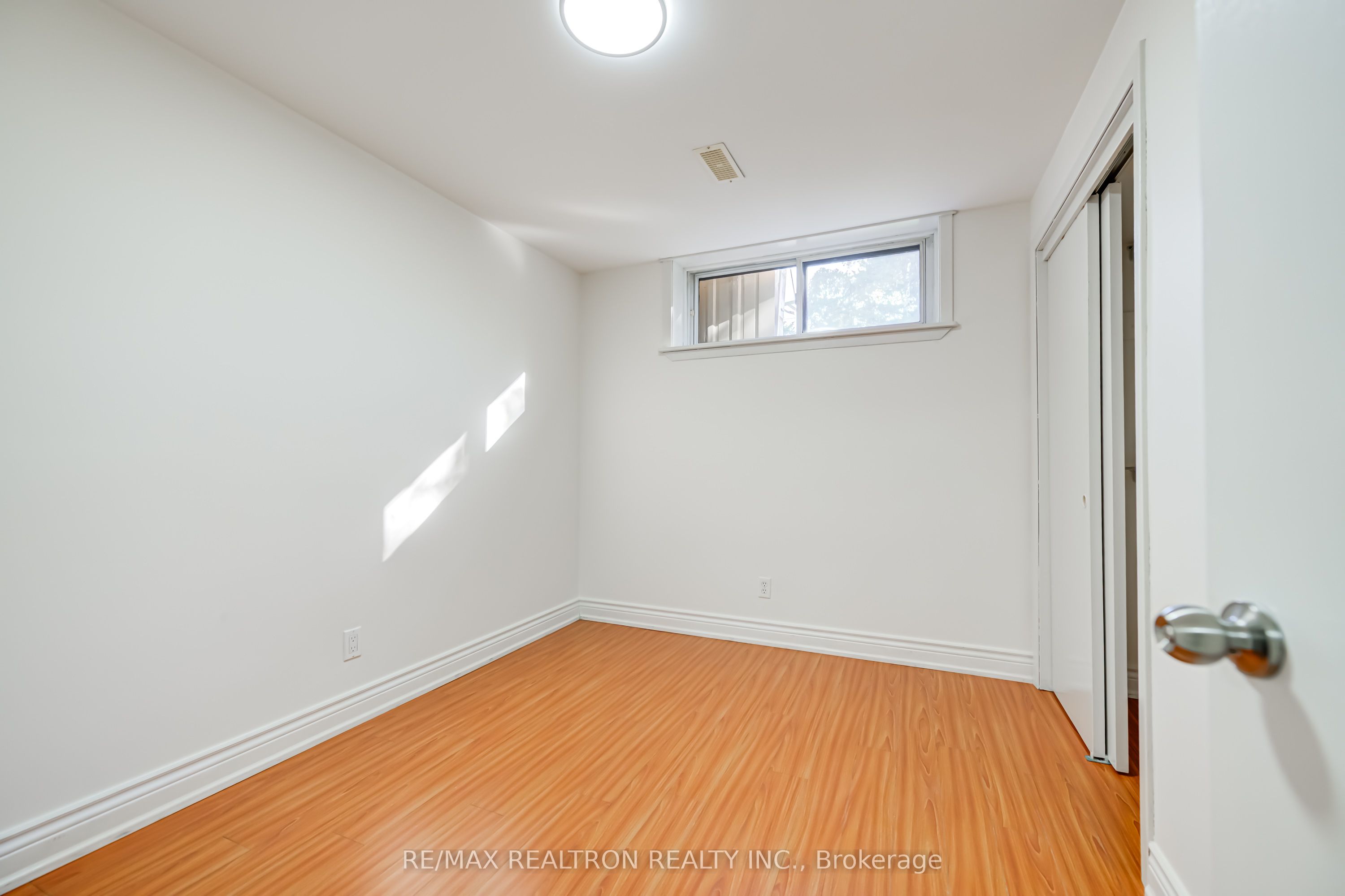 31 Sussex Avenue Property Photo 25