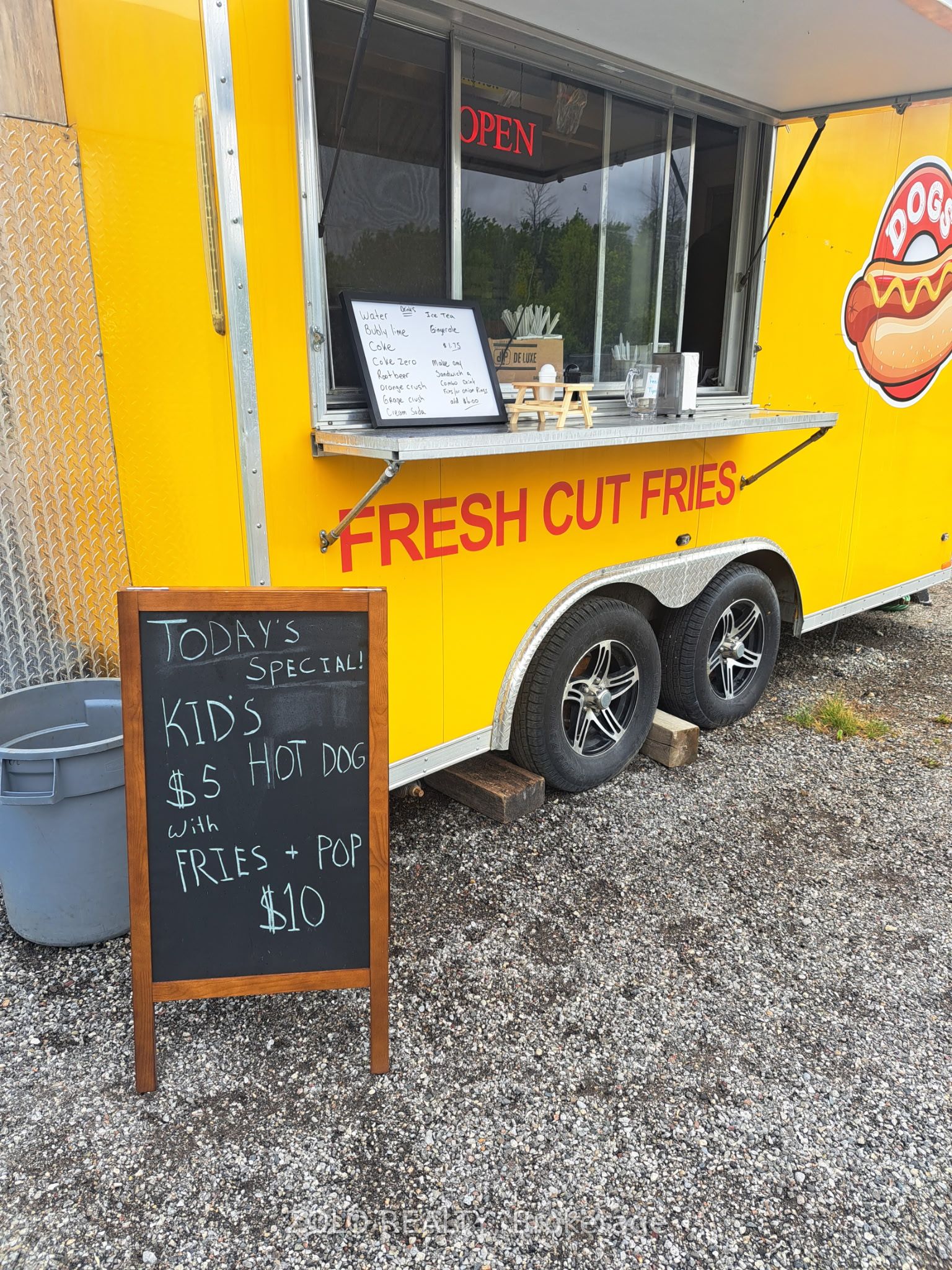 1035 Metro Road N Property Photo 1