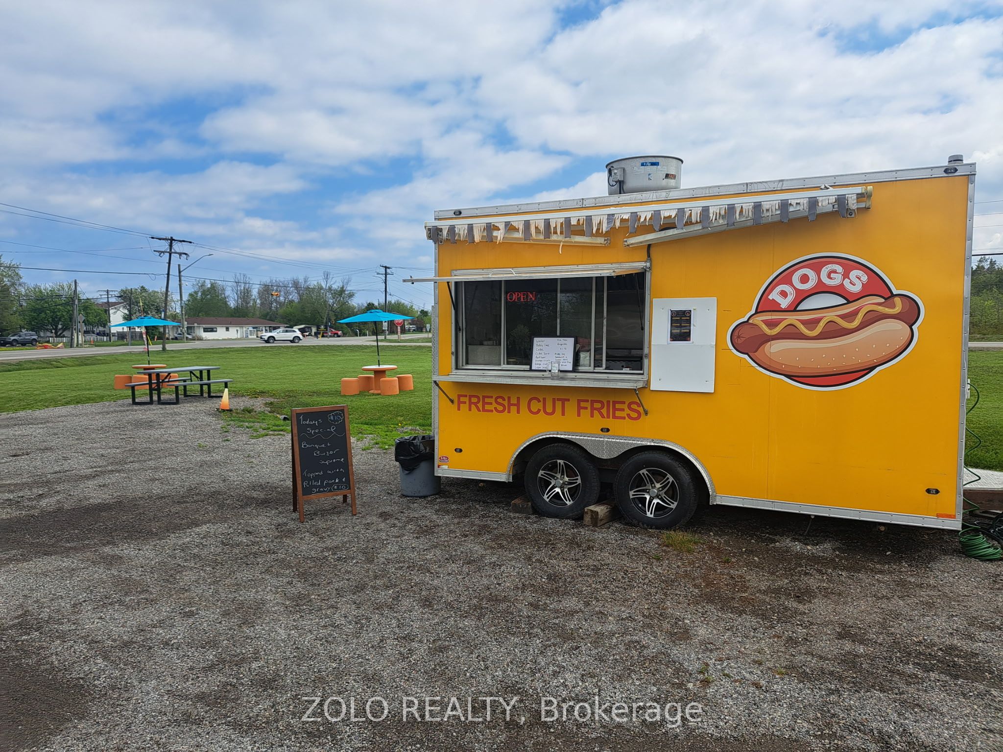 1035 Metro Road N Property Photo 2