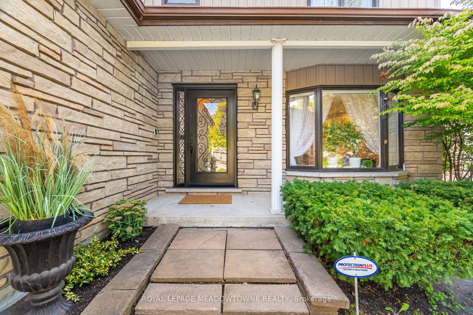 6 Hollis Crescent Property Photo 5