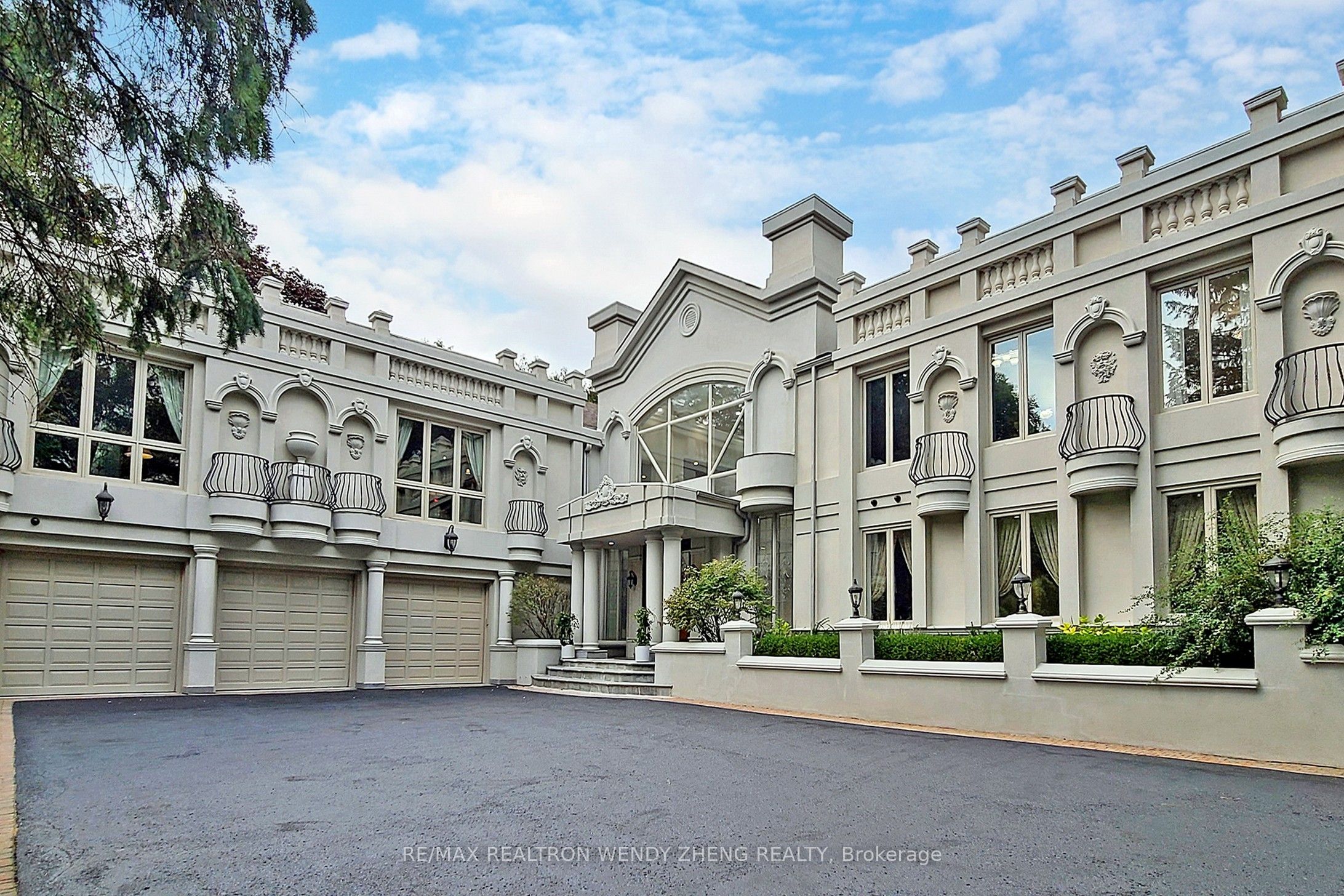 305 Woodland Acres Crescent Property Photo