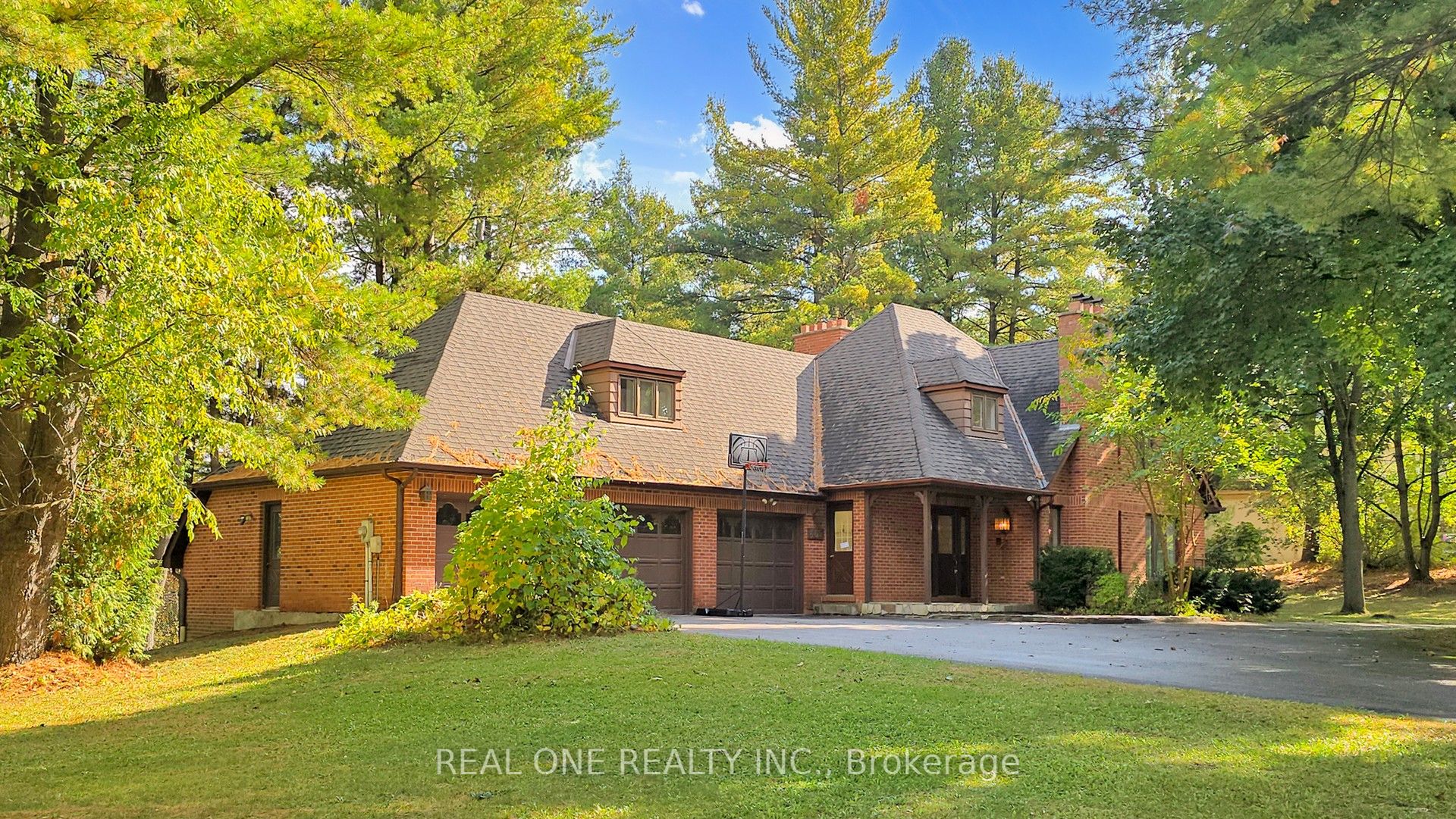 465 Woodland Acres Cres Property Photo