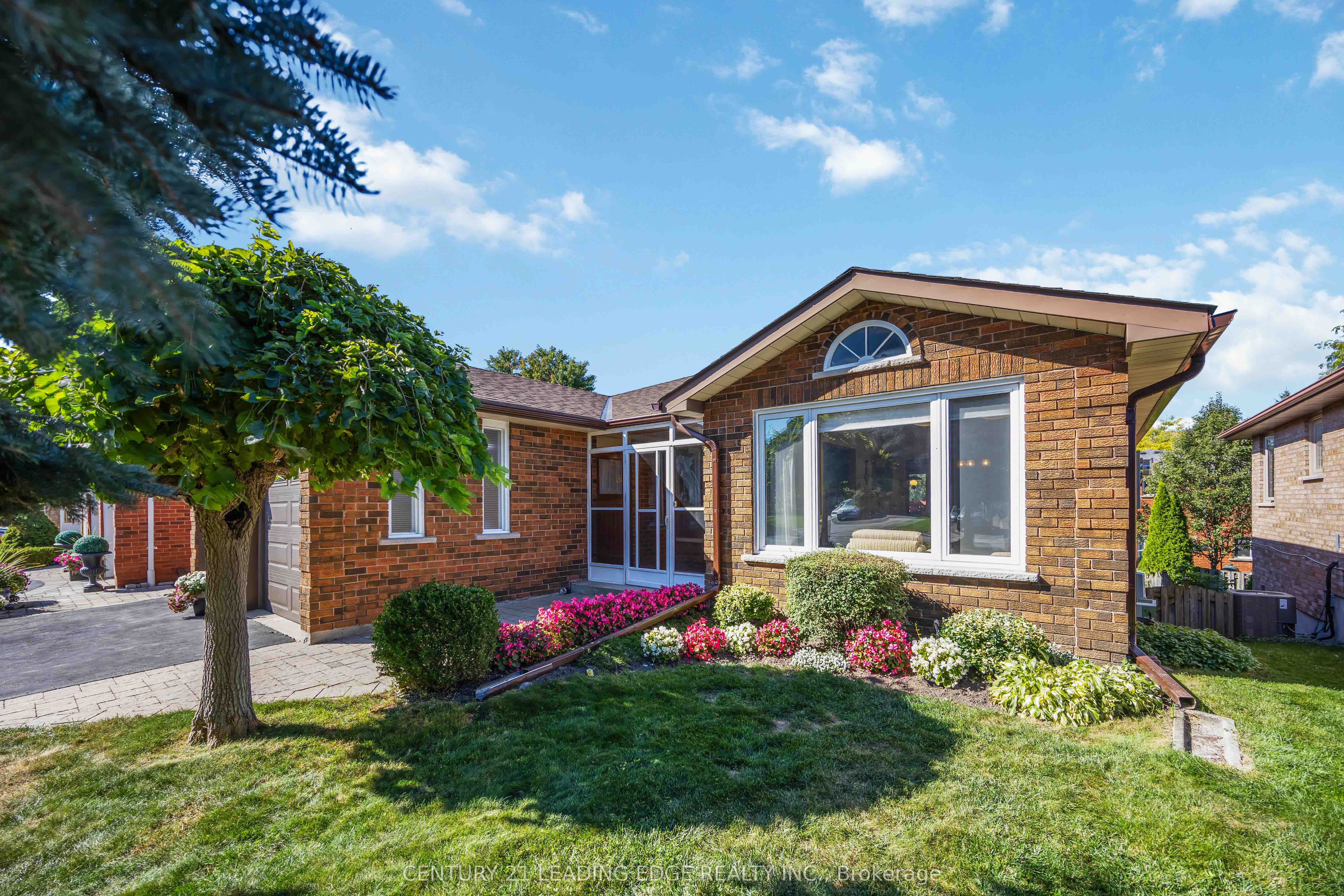 52 ASPEN Crescent Property Photo 1