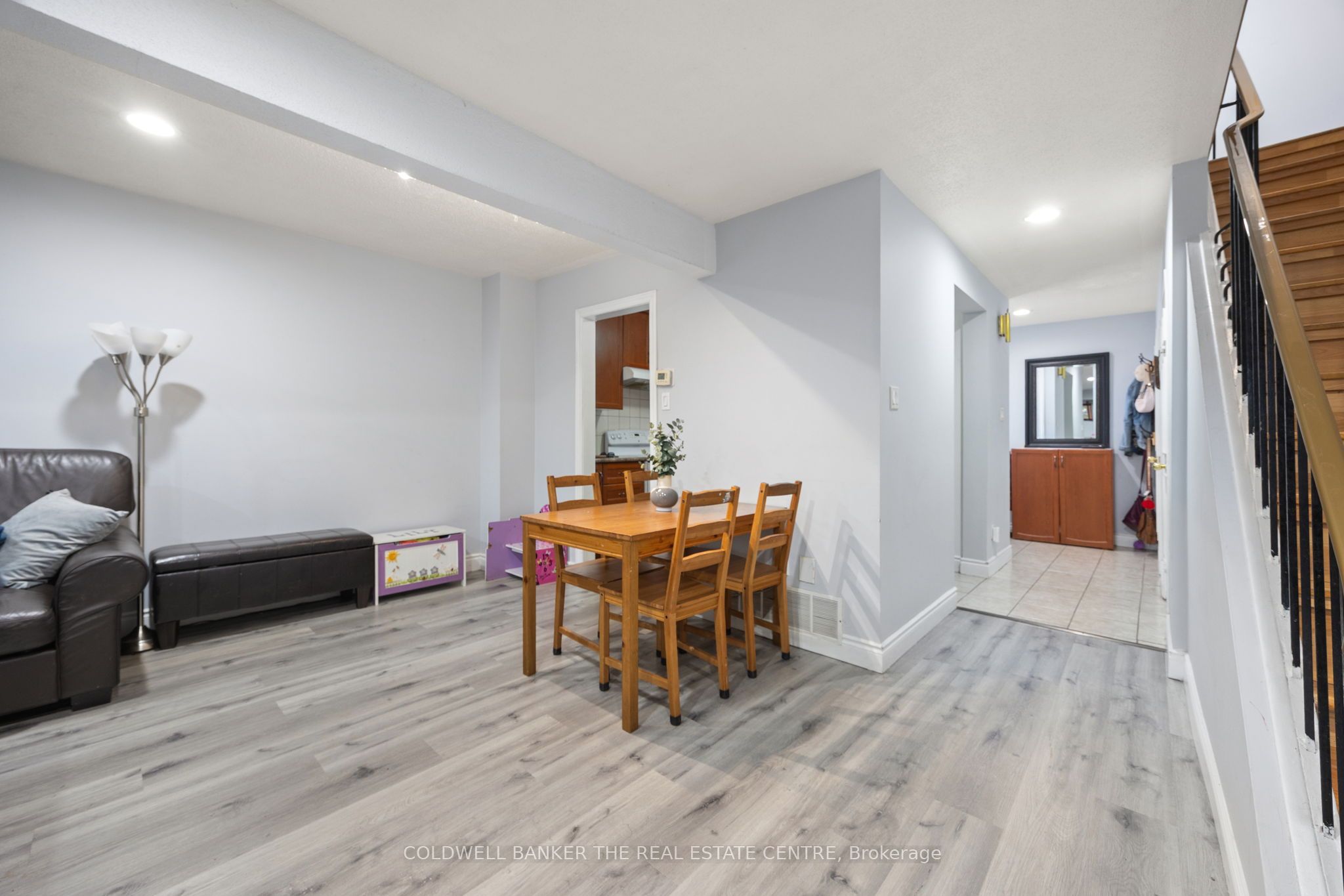 23 Riviera Drive W Property Photo 9