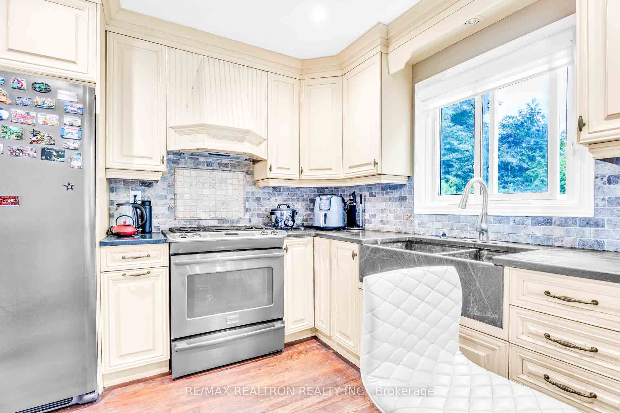 111 Devins Drive Property Photo 7