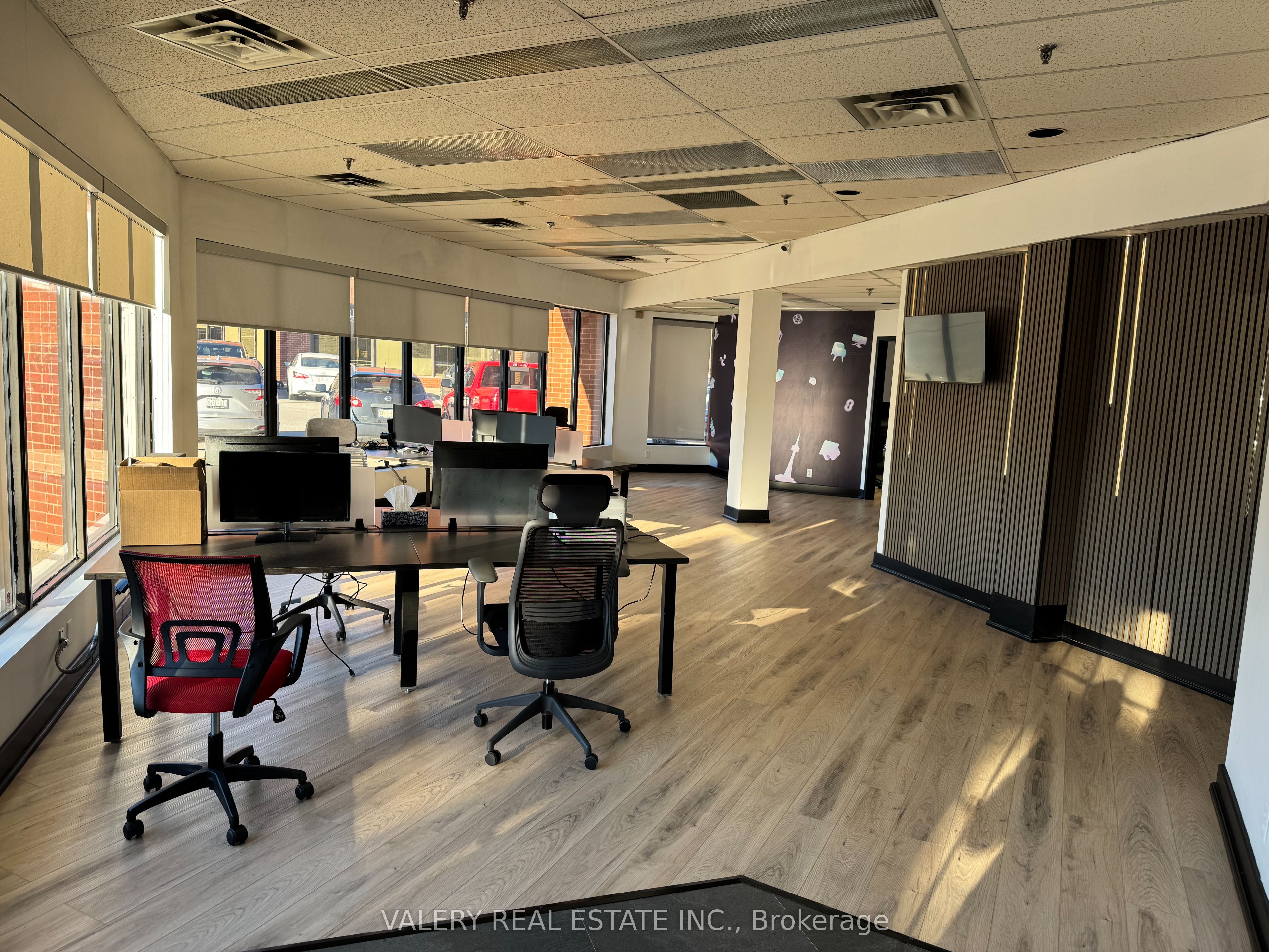 390 Edgeley Boulevard 18 Property Photo 1