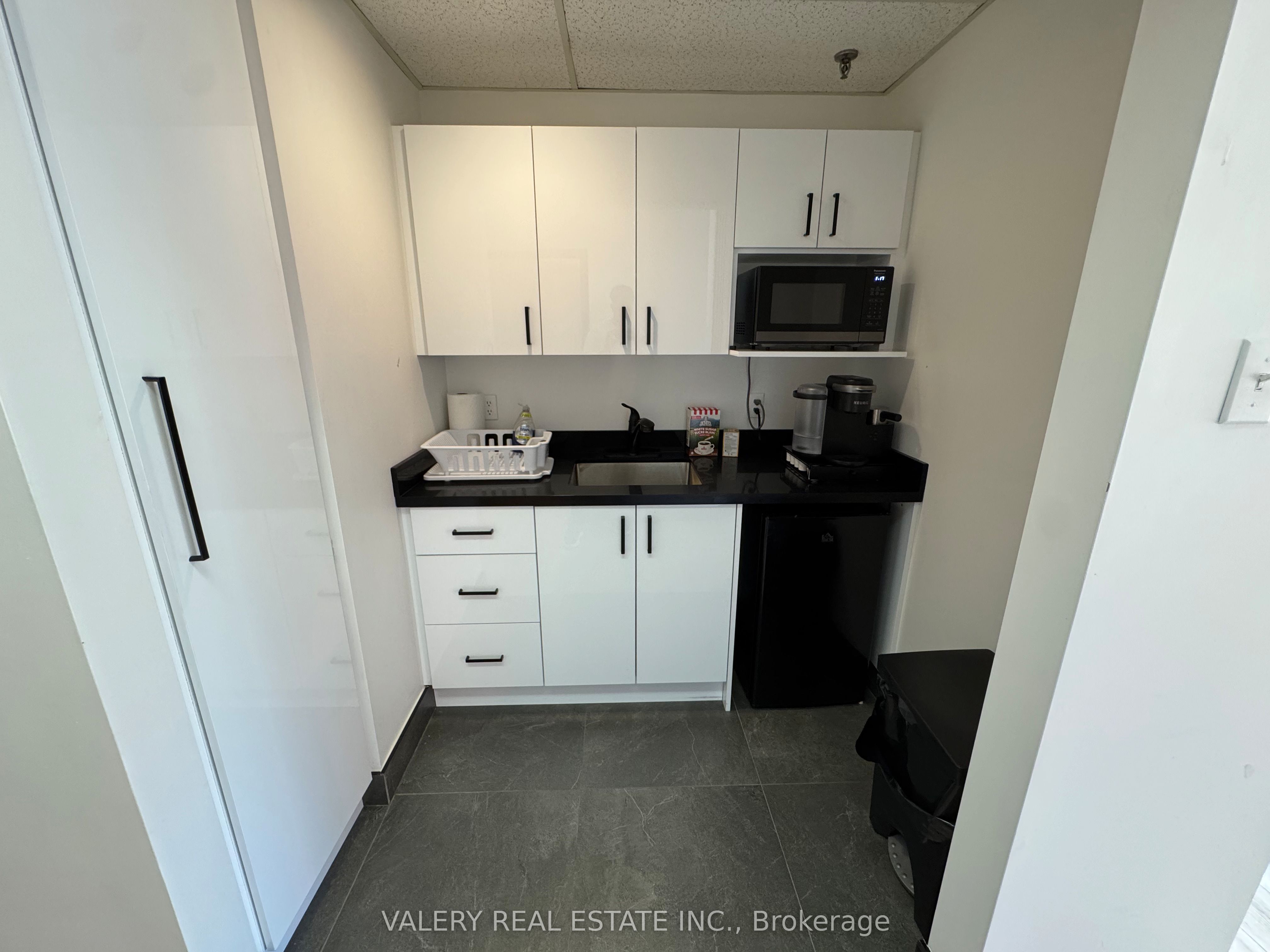 390 Edgeley Boulevard 18 Property Photo 17