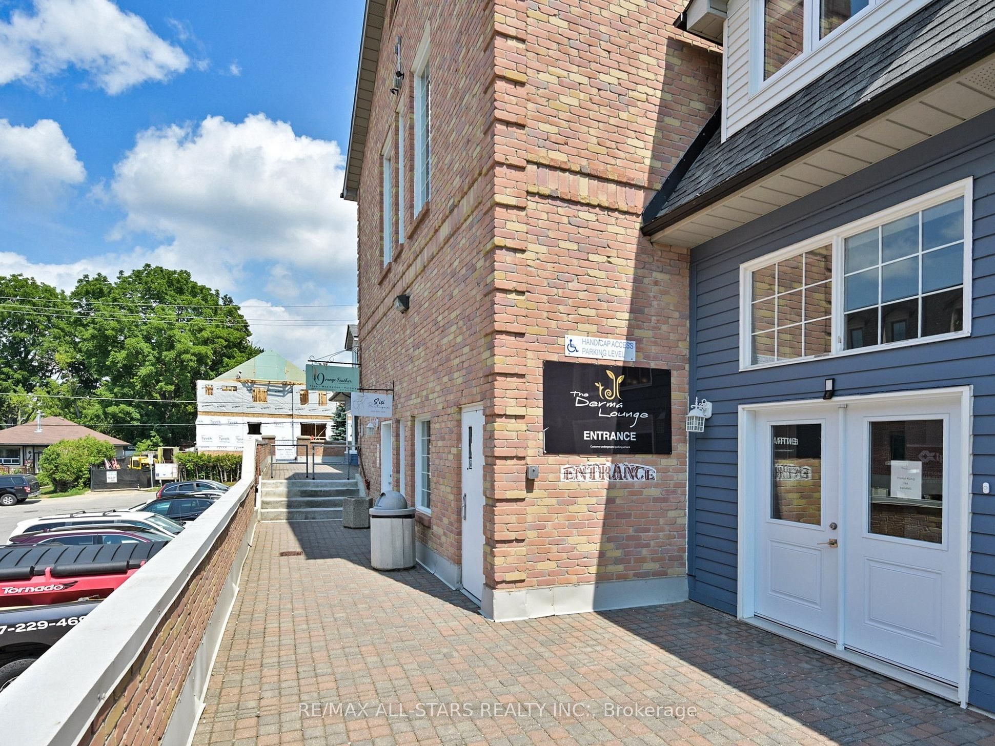 38 Wellington St E Property Photo 4