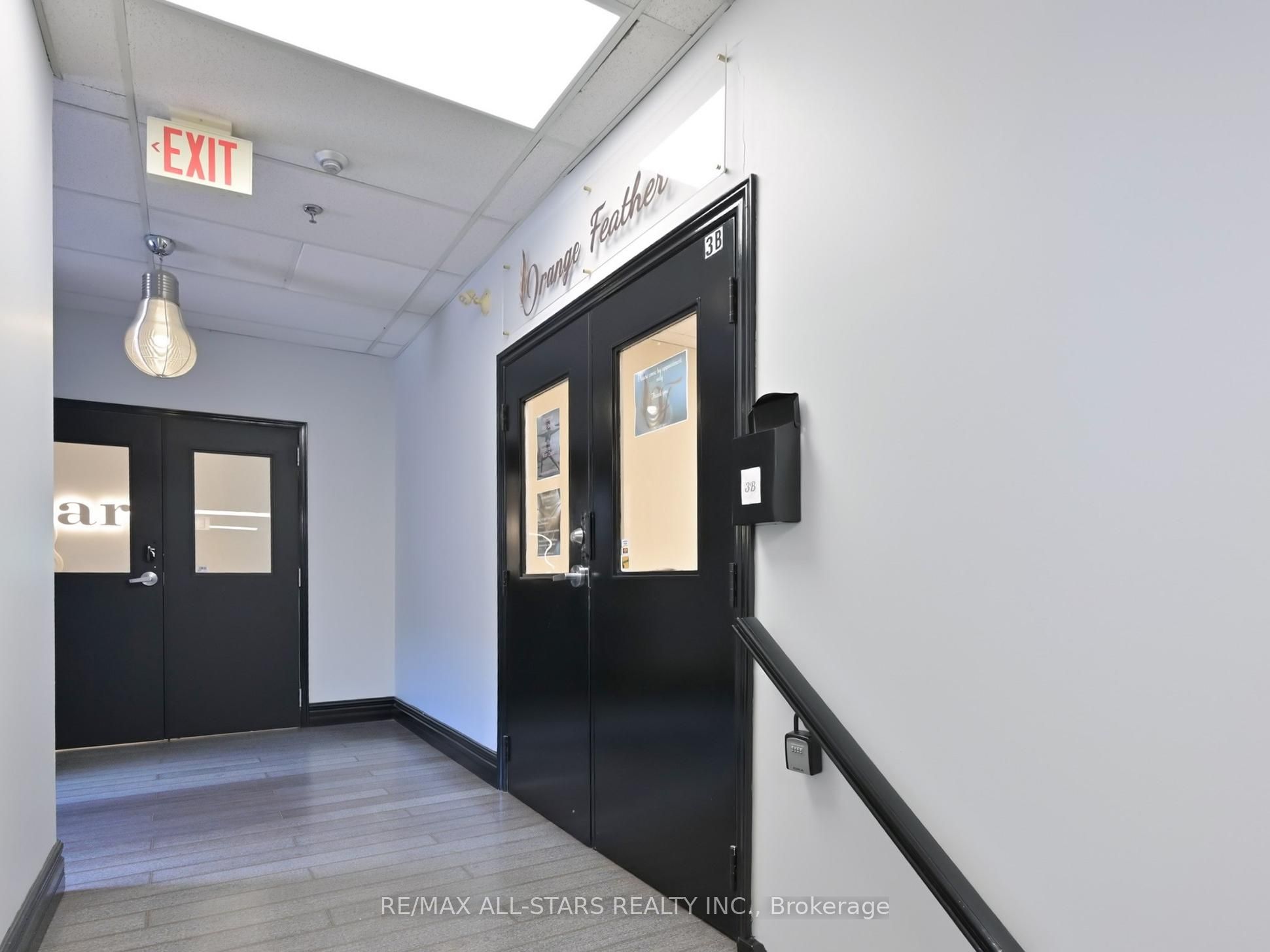 38 Wellington St E Property Photo 5