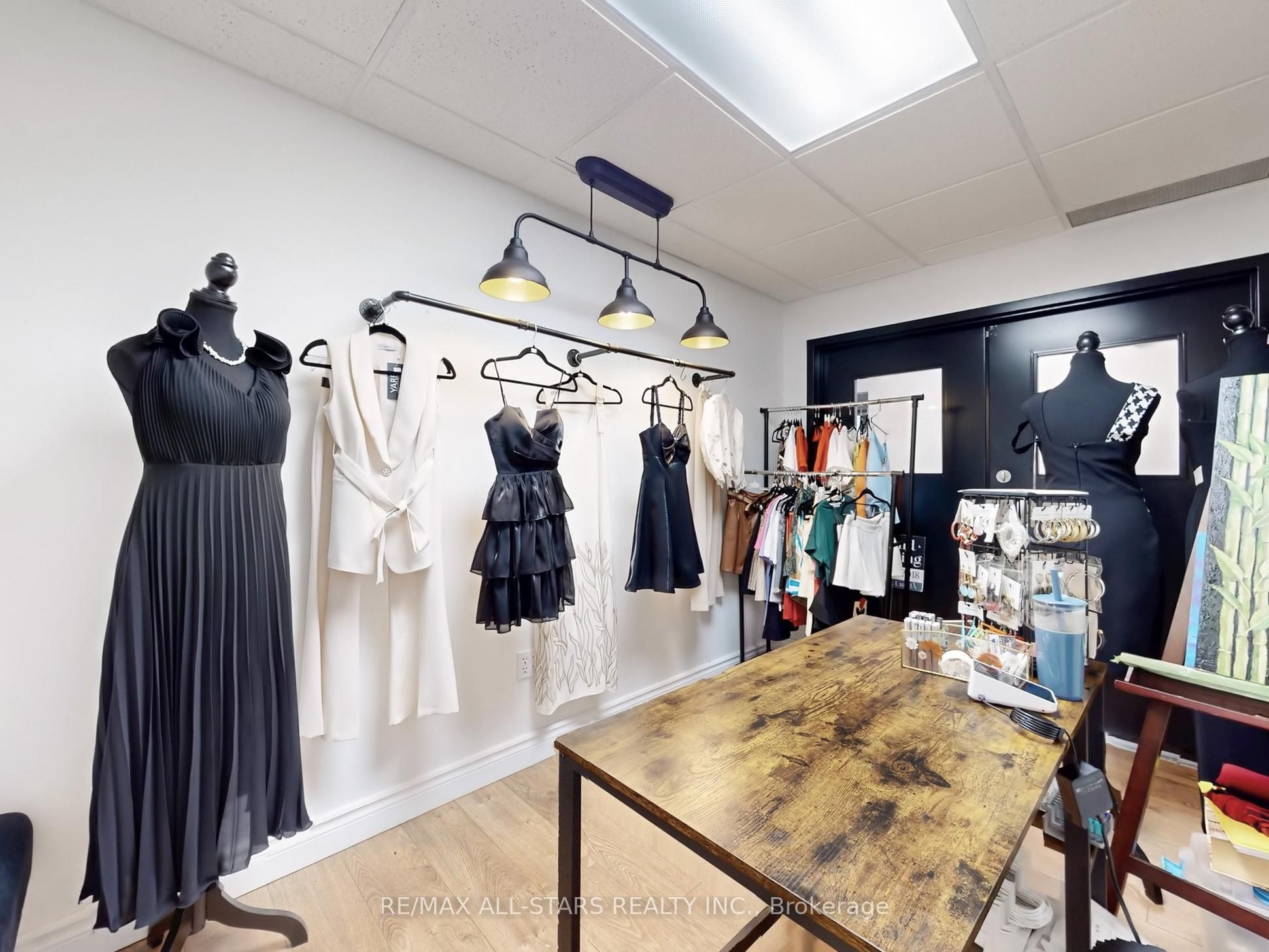 38 Wellington St E Property Photo 10