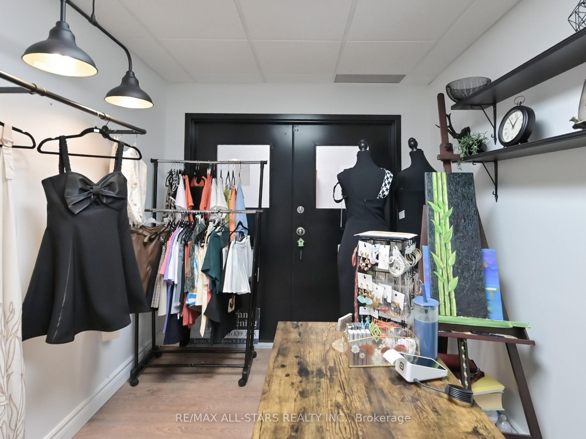 38 Wellington St E Property Photo 11