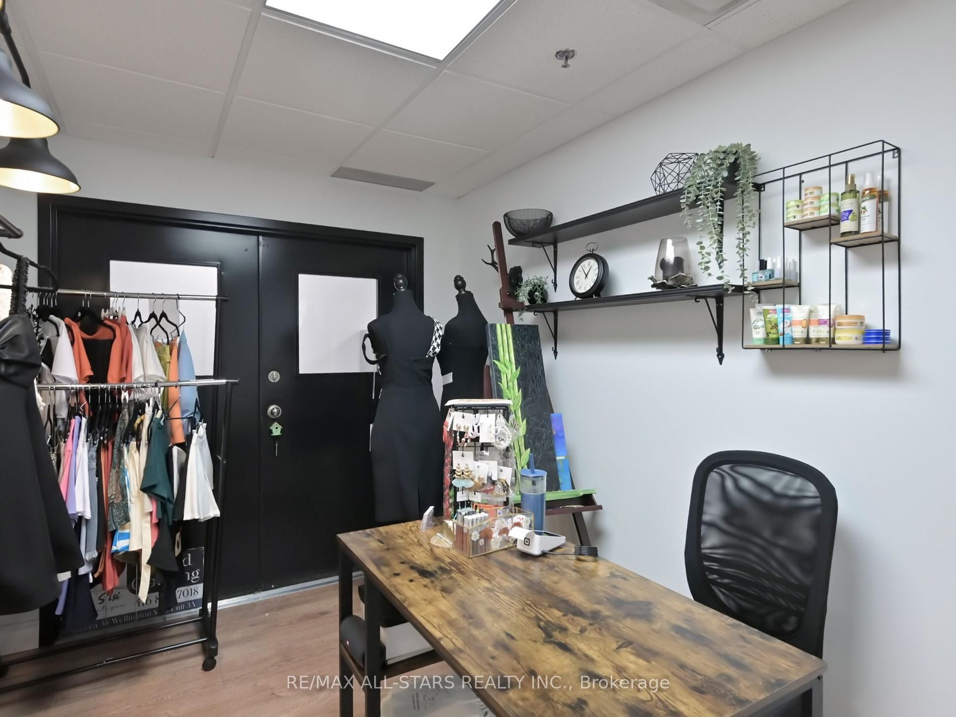 38 Wellington St E Property Photo 12