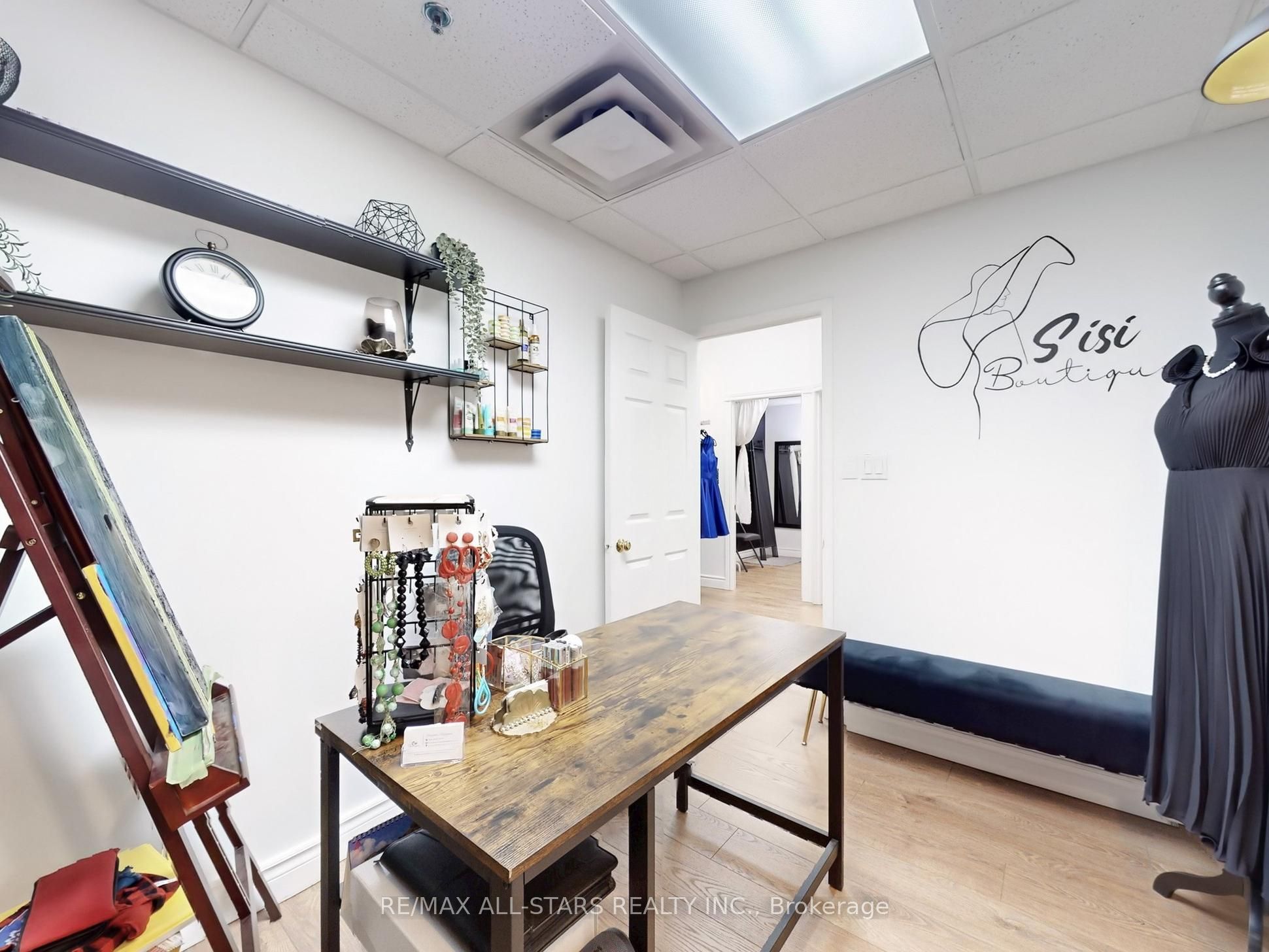 38 Wellington St E Property Photo 13