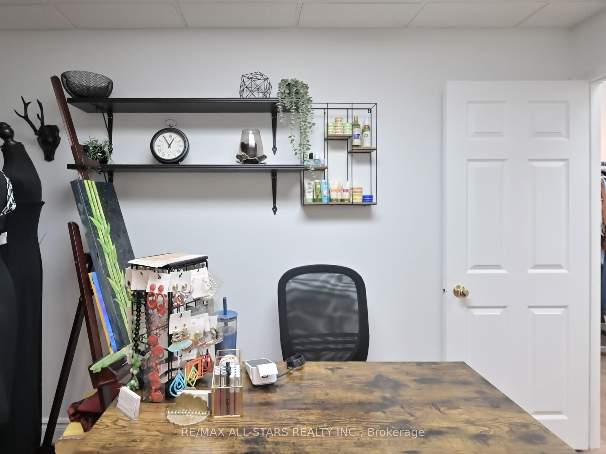 38 Wellington St E Property Photo 14