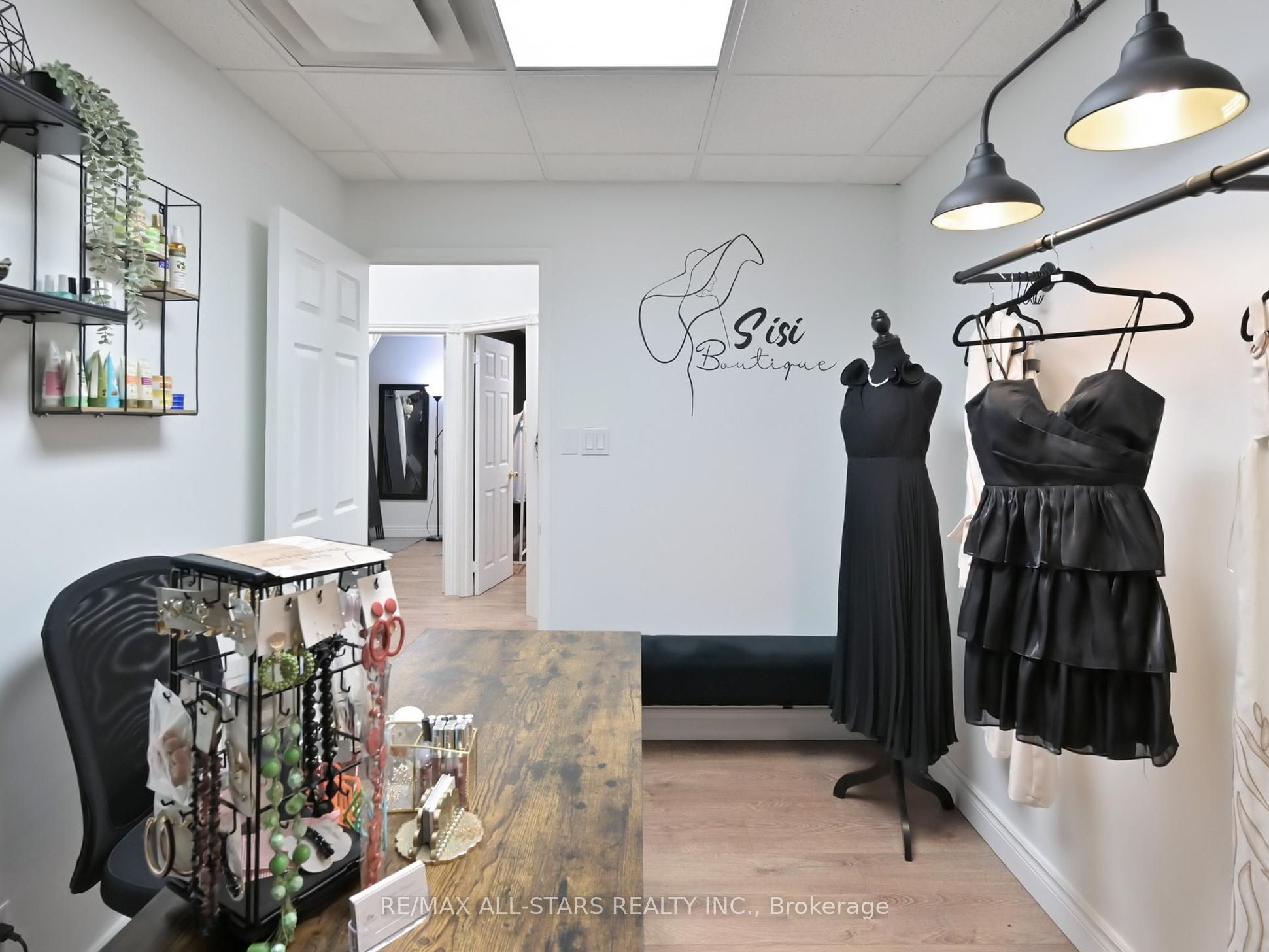 38 Wellington St E Property Photo 15