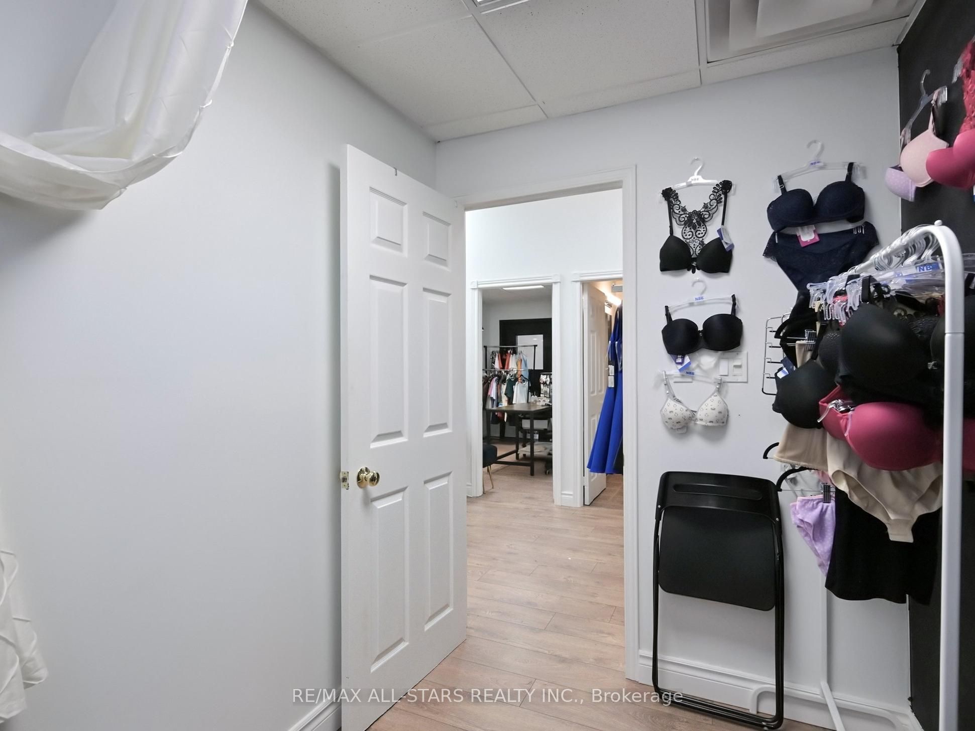 38 Wellington St E Property Photo 19