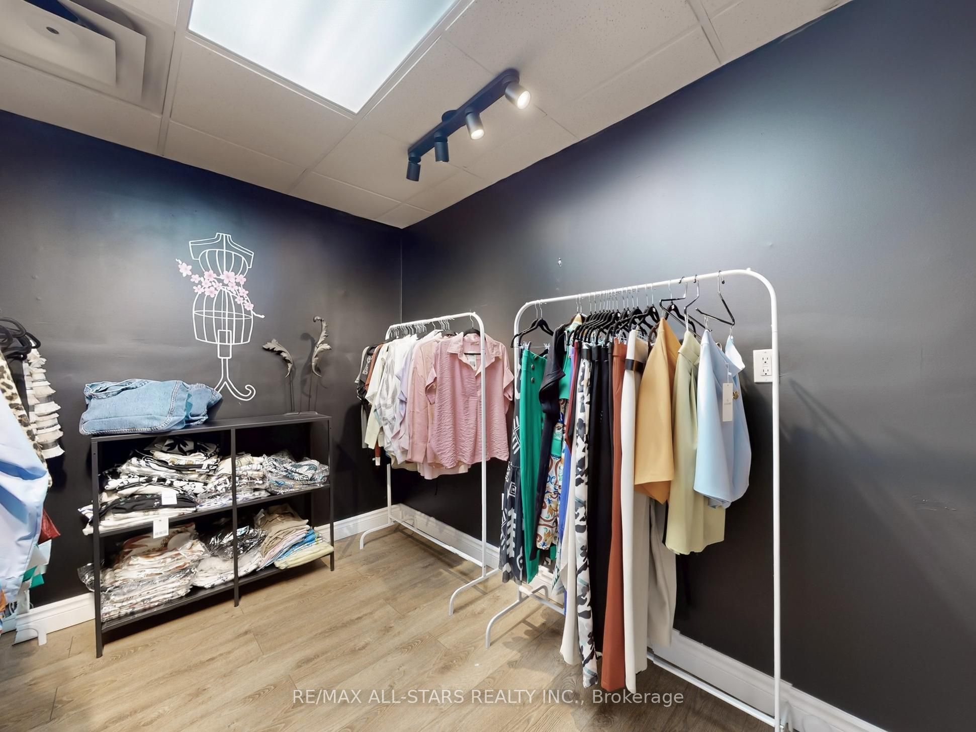 38 Wellington St E Property Photo 20