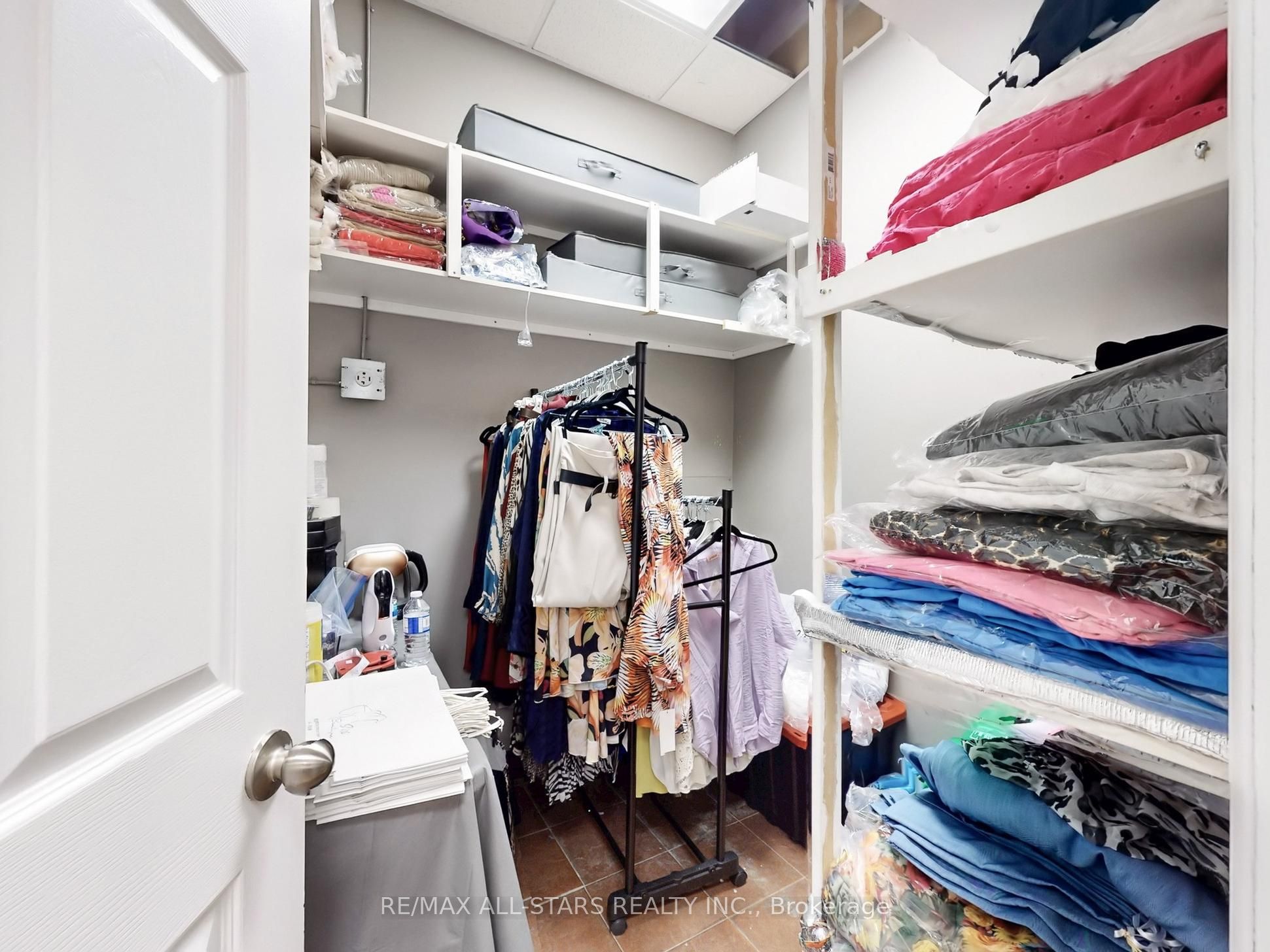 38 Wellington St E Property Photo 25