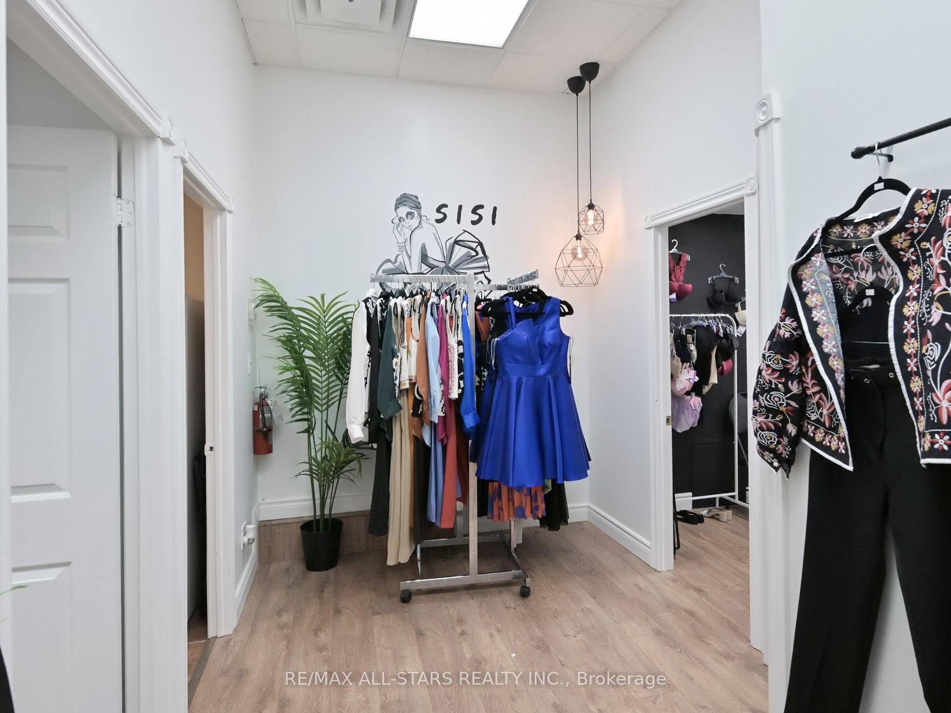 38 Wellington St E Property Photo 27