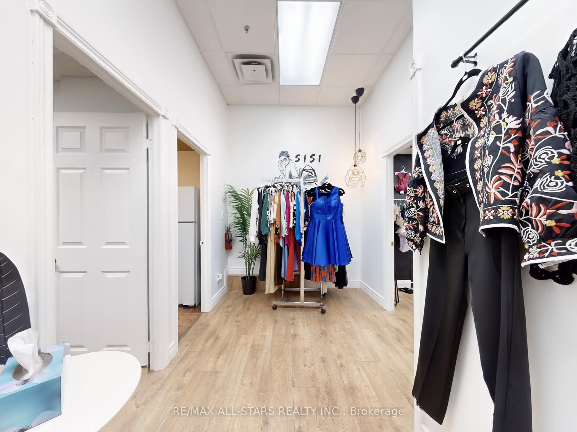 38 Wellington St E Property Photo 28