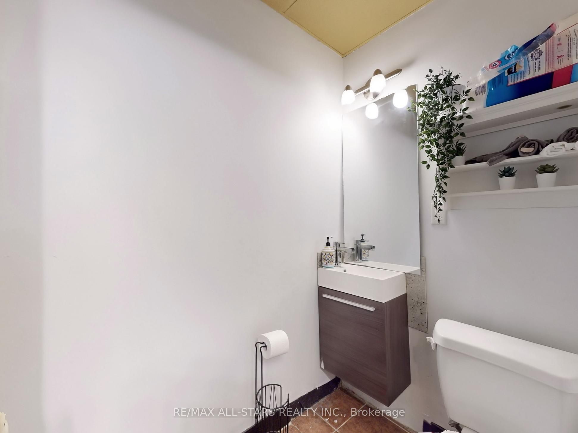 38 Wellington St E Property Photo 31