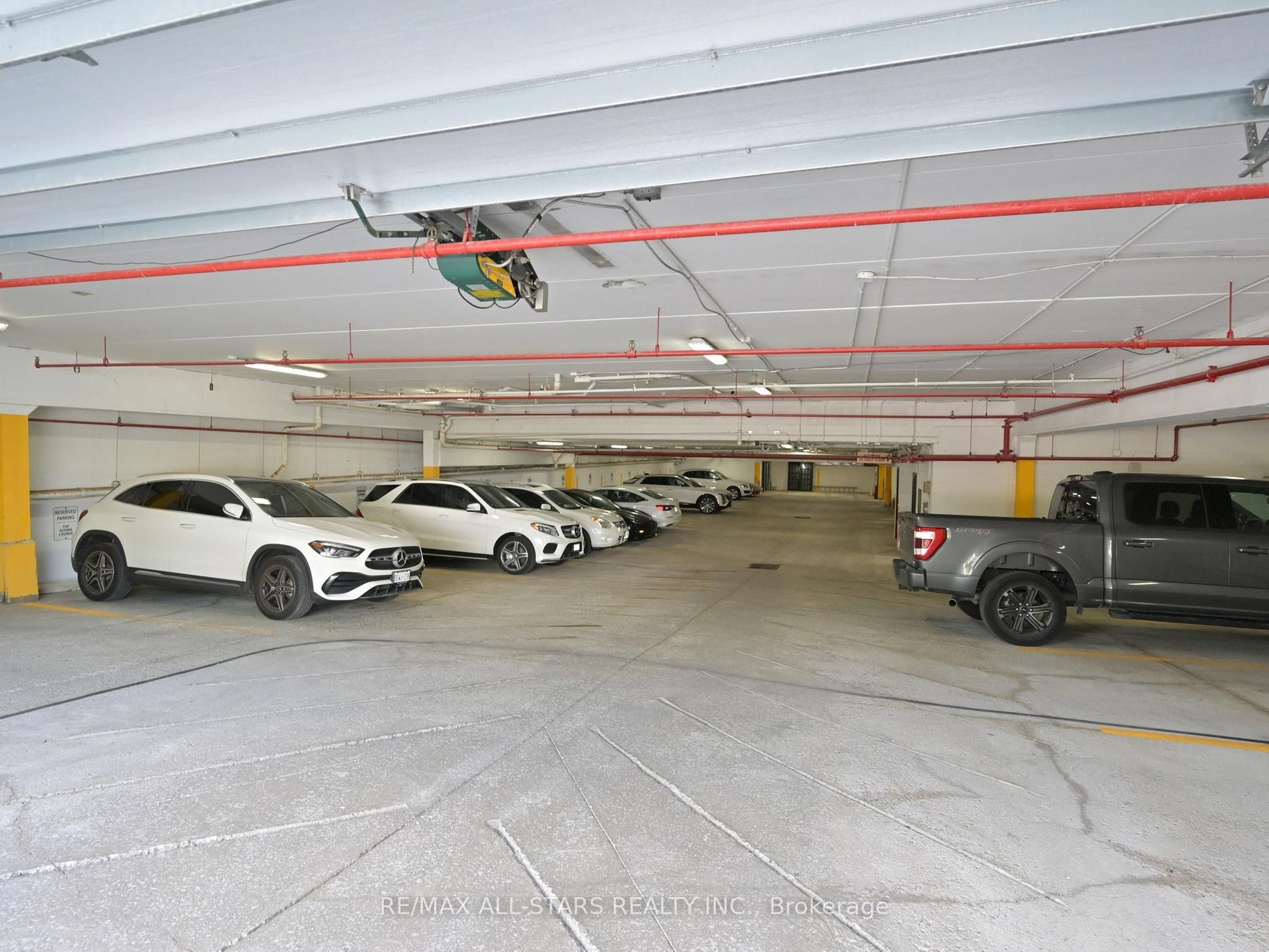 38 Wellington St E Property Photo 32