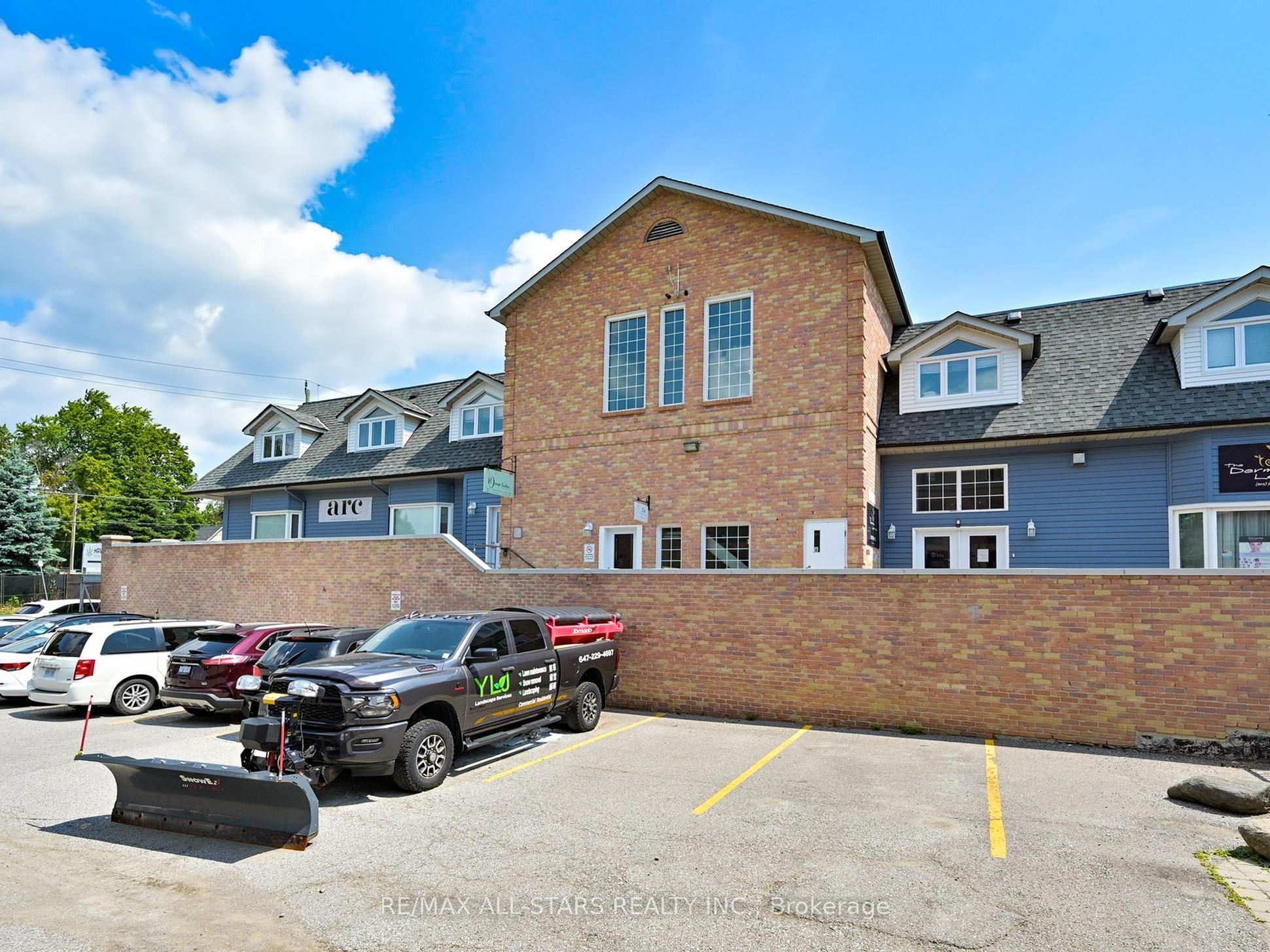 38 Wellington St E Property Photo 34