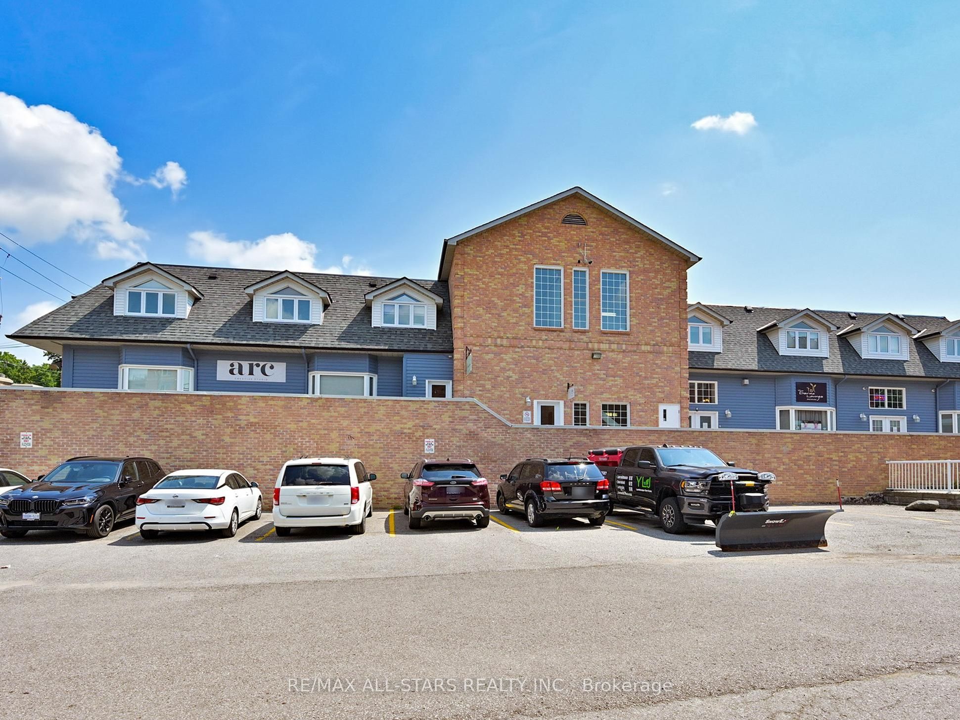 38 Wellington St E Property Photo 35