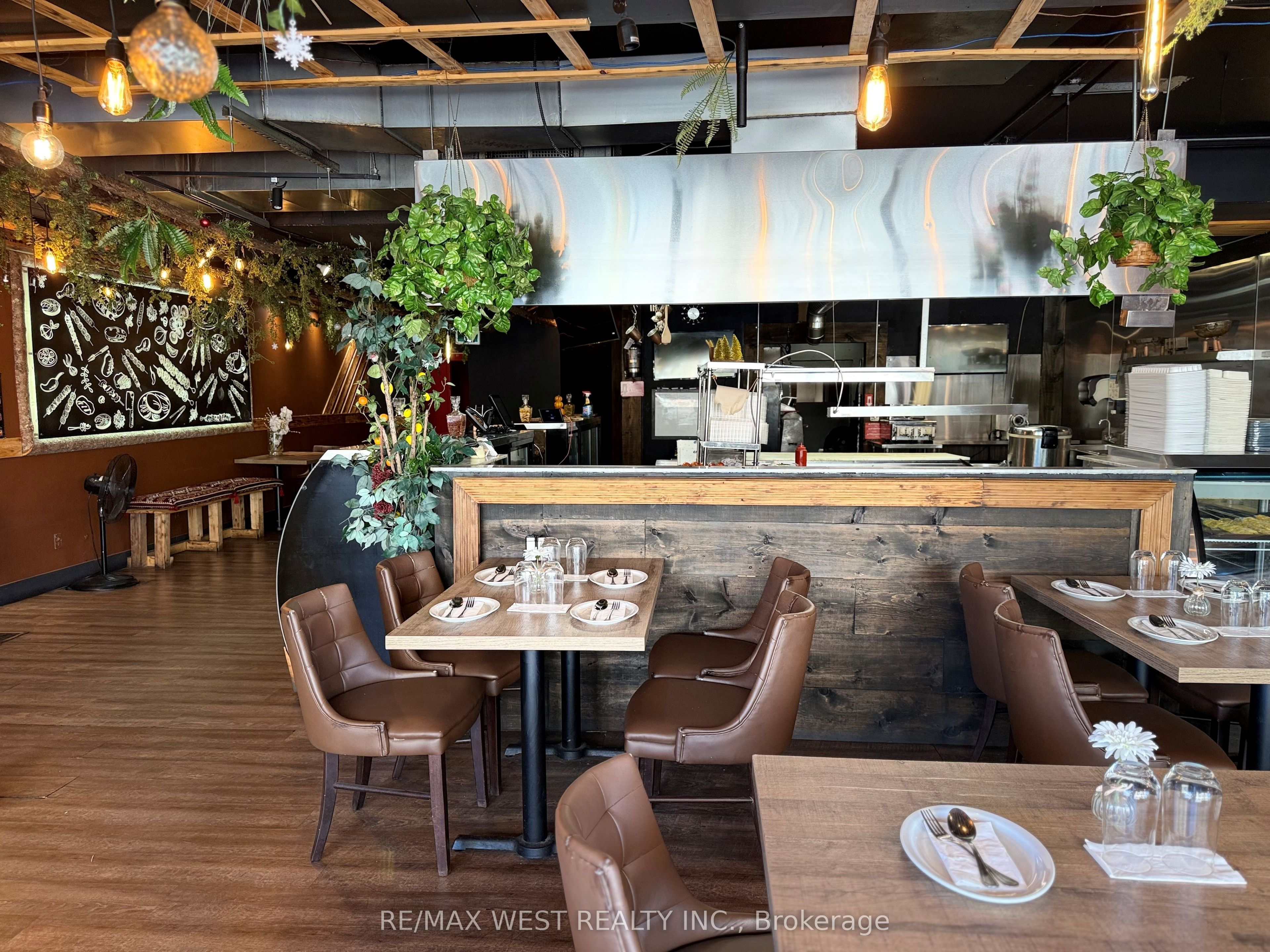 9108 Yonge St Property Photo 8