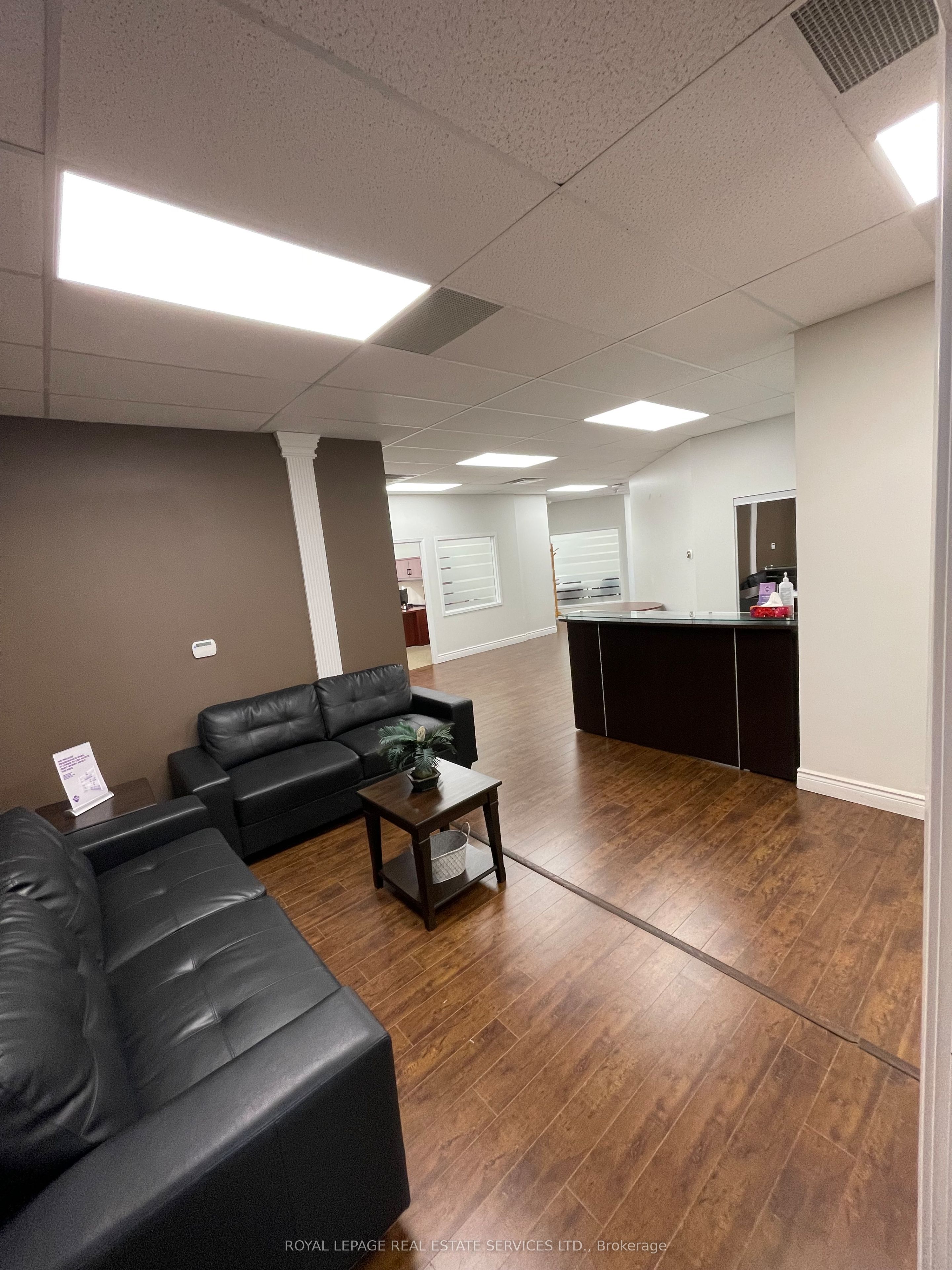 9140 Leslie St Property Photo 4