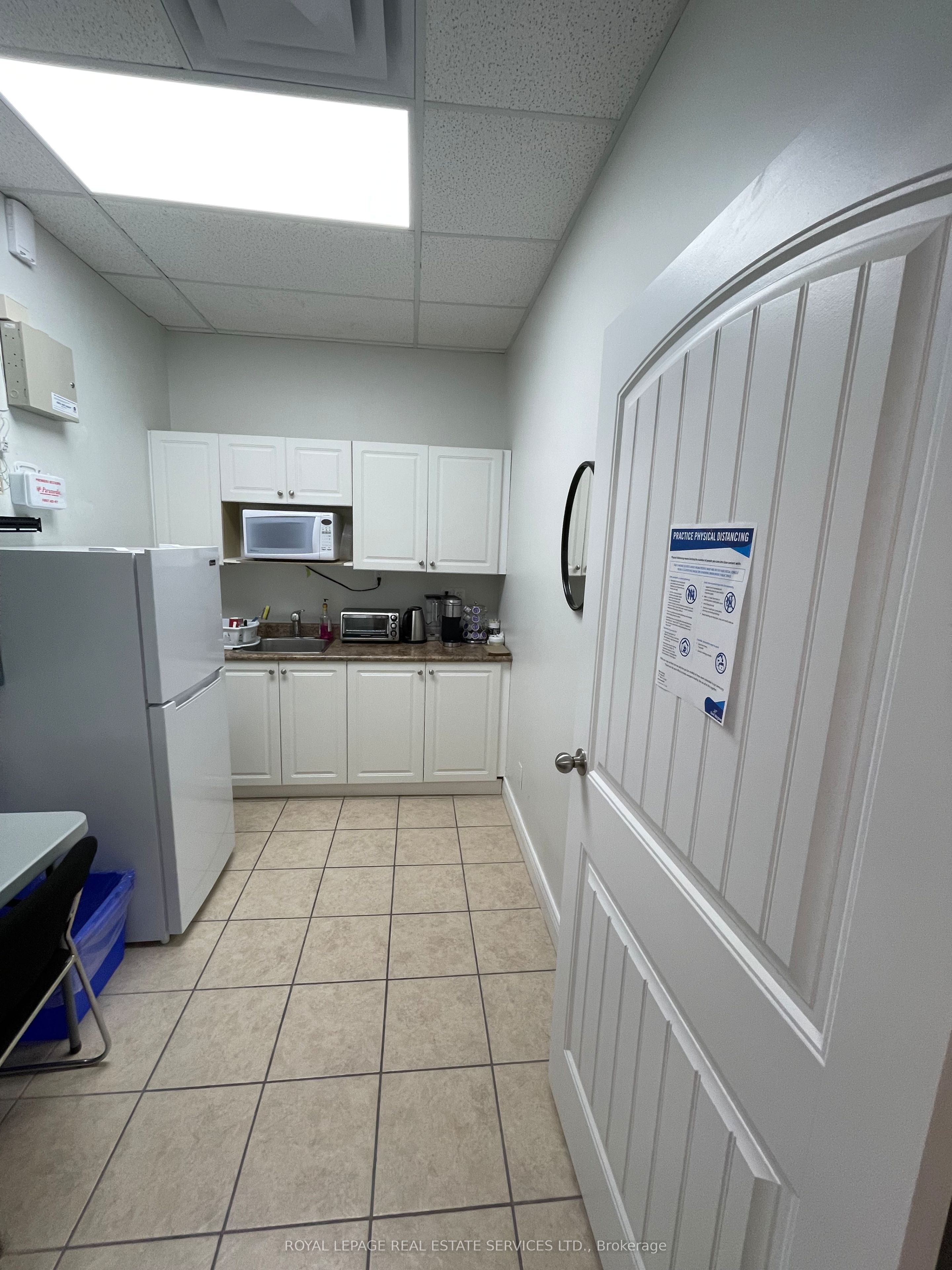 9140 Leslie St Property Photo 6