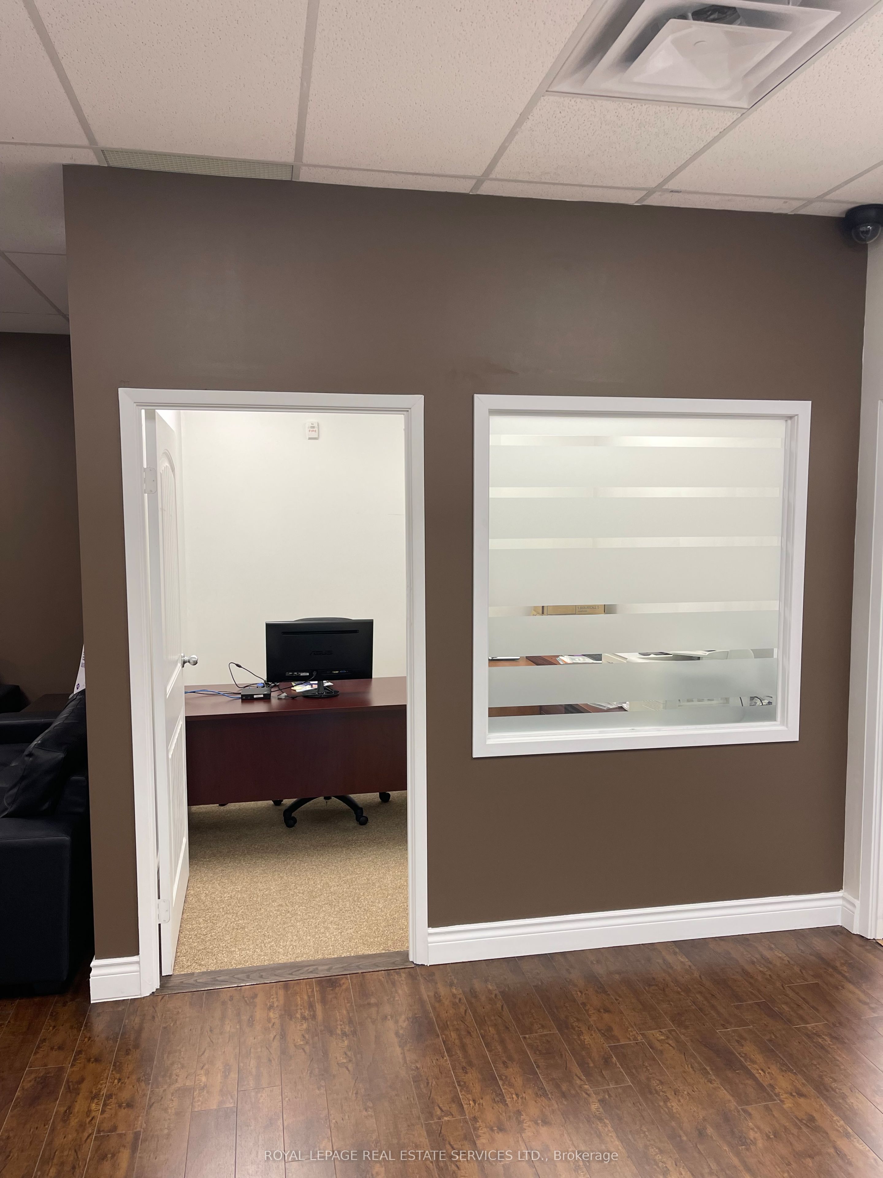 9140 Leslie St Property Photo 7