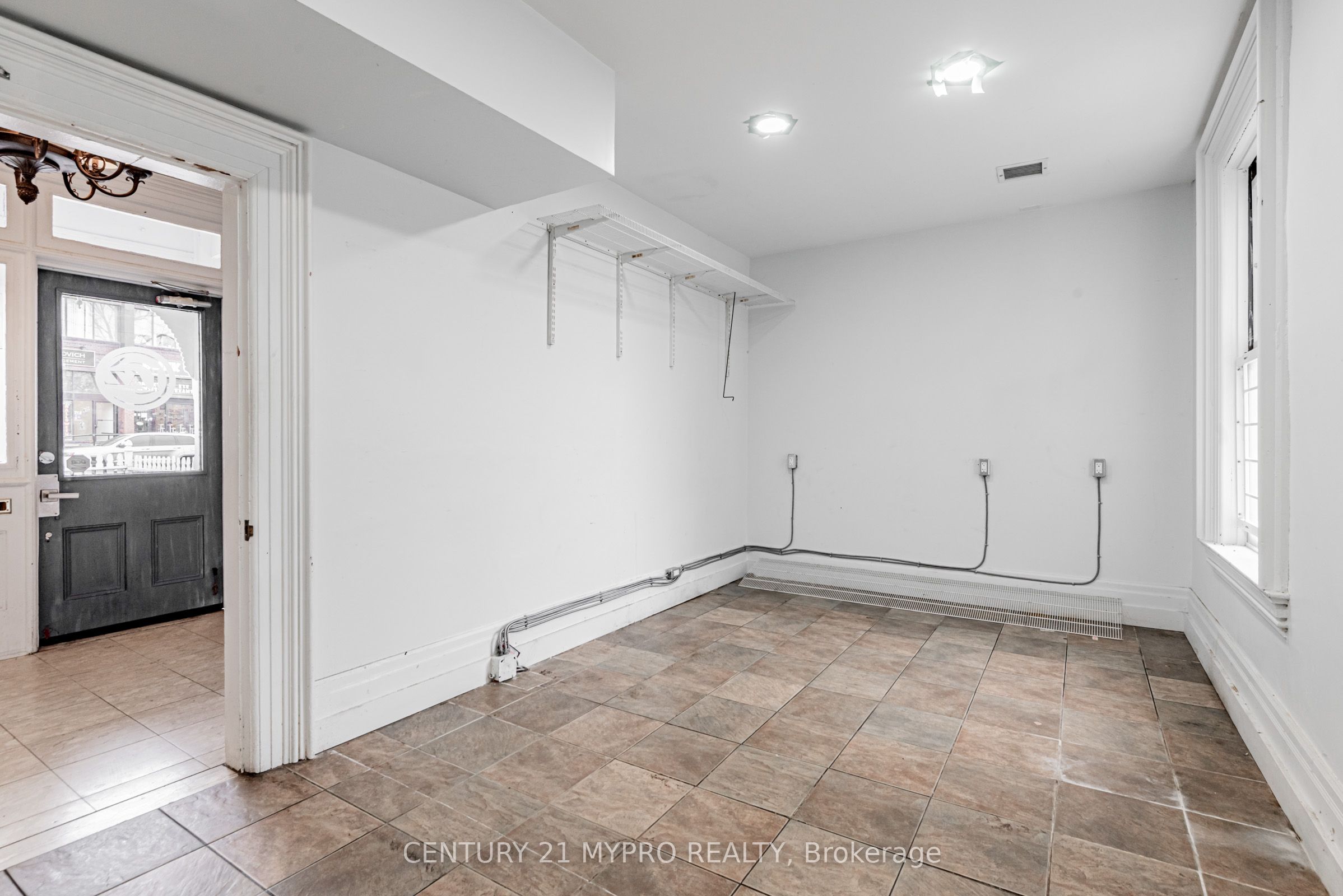 48 Main Street N Property Photo 17