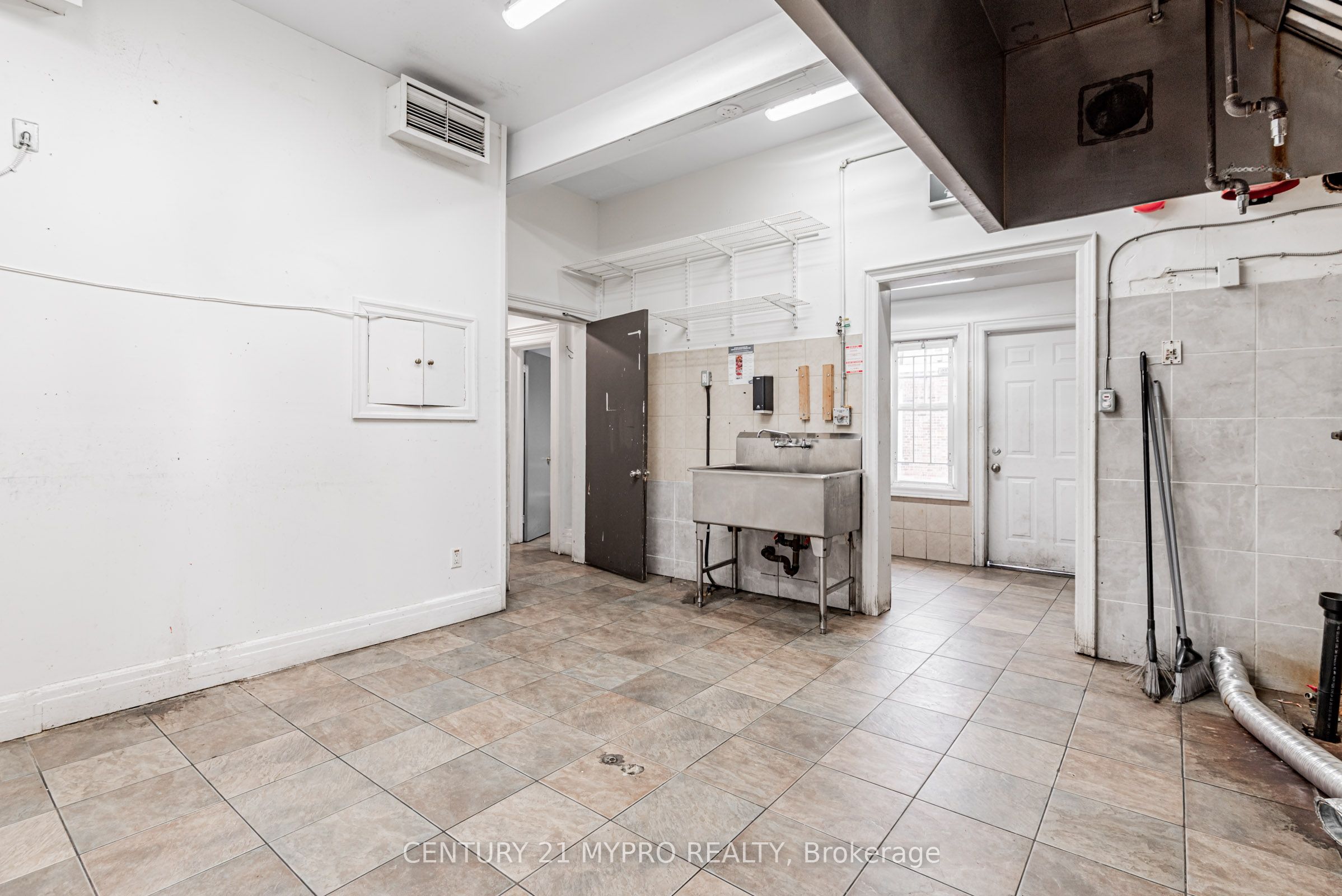 48 Main Street N Property Photo 22