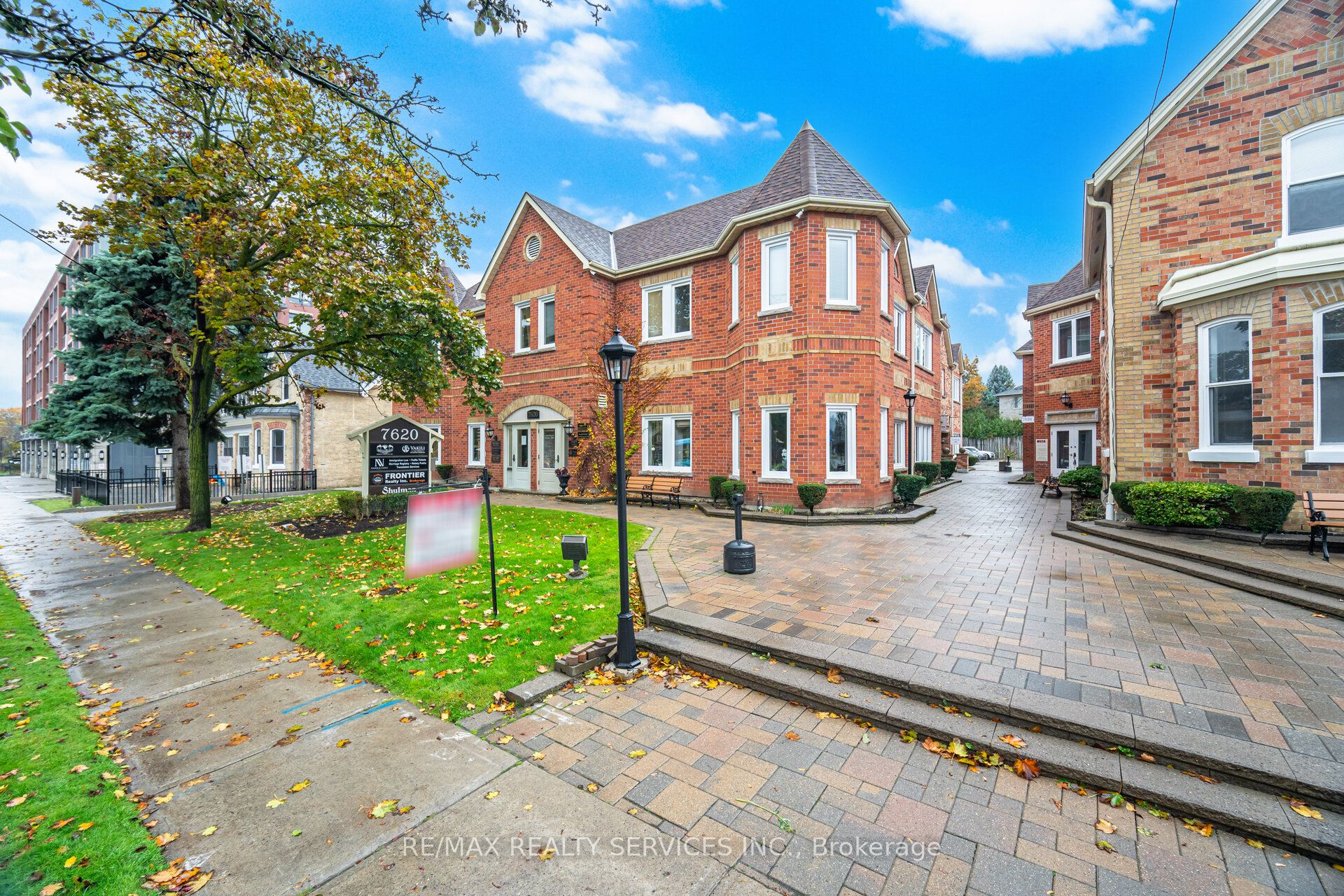 7620 Yonge St Property Photo 1