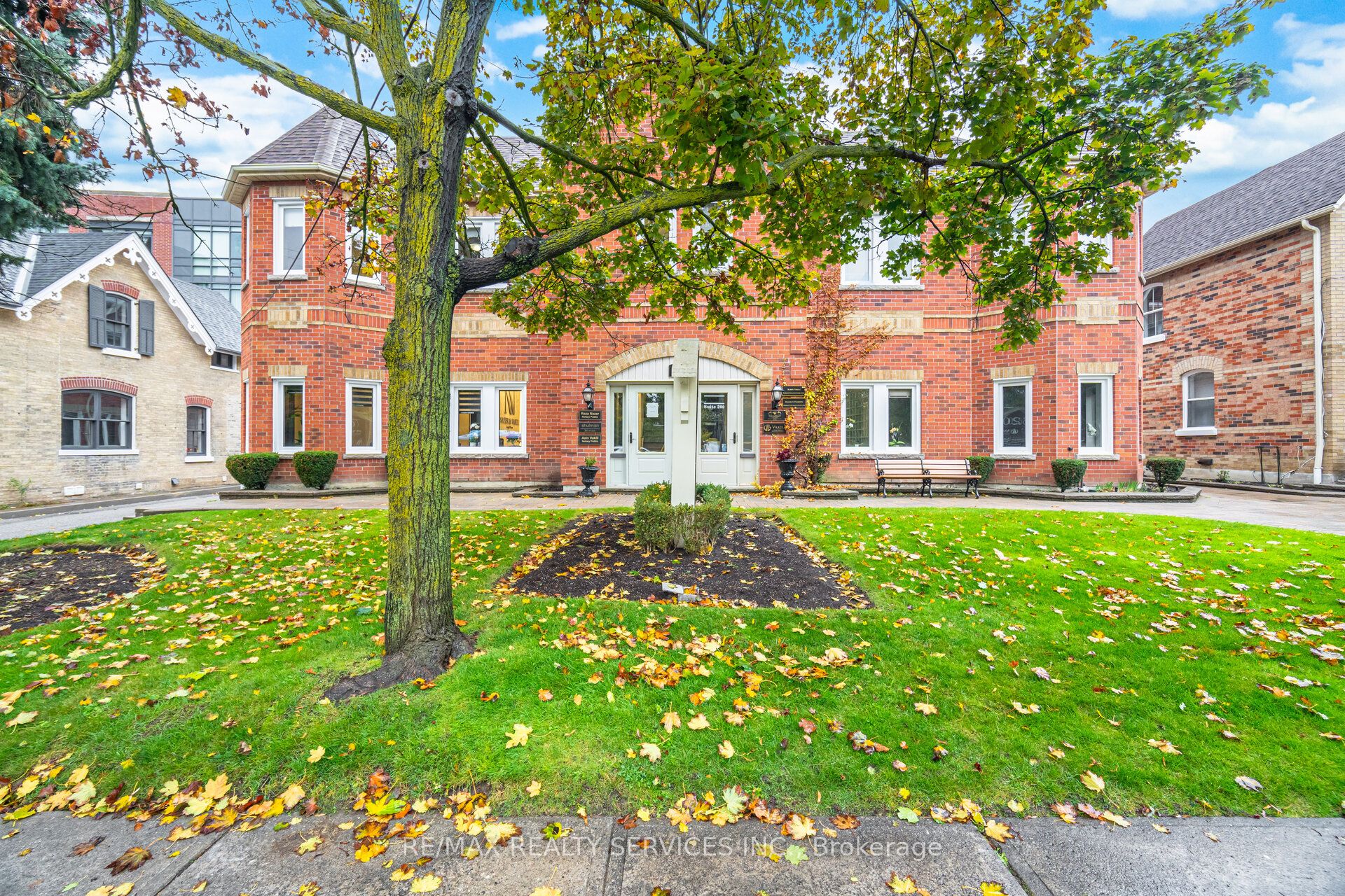 7620 Yonge St Property Photo 2