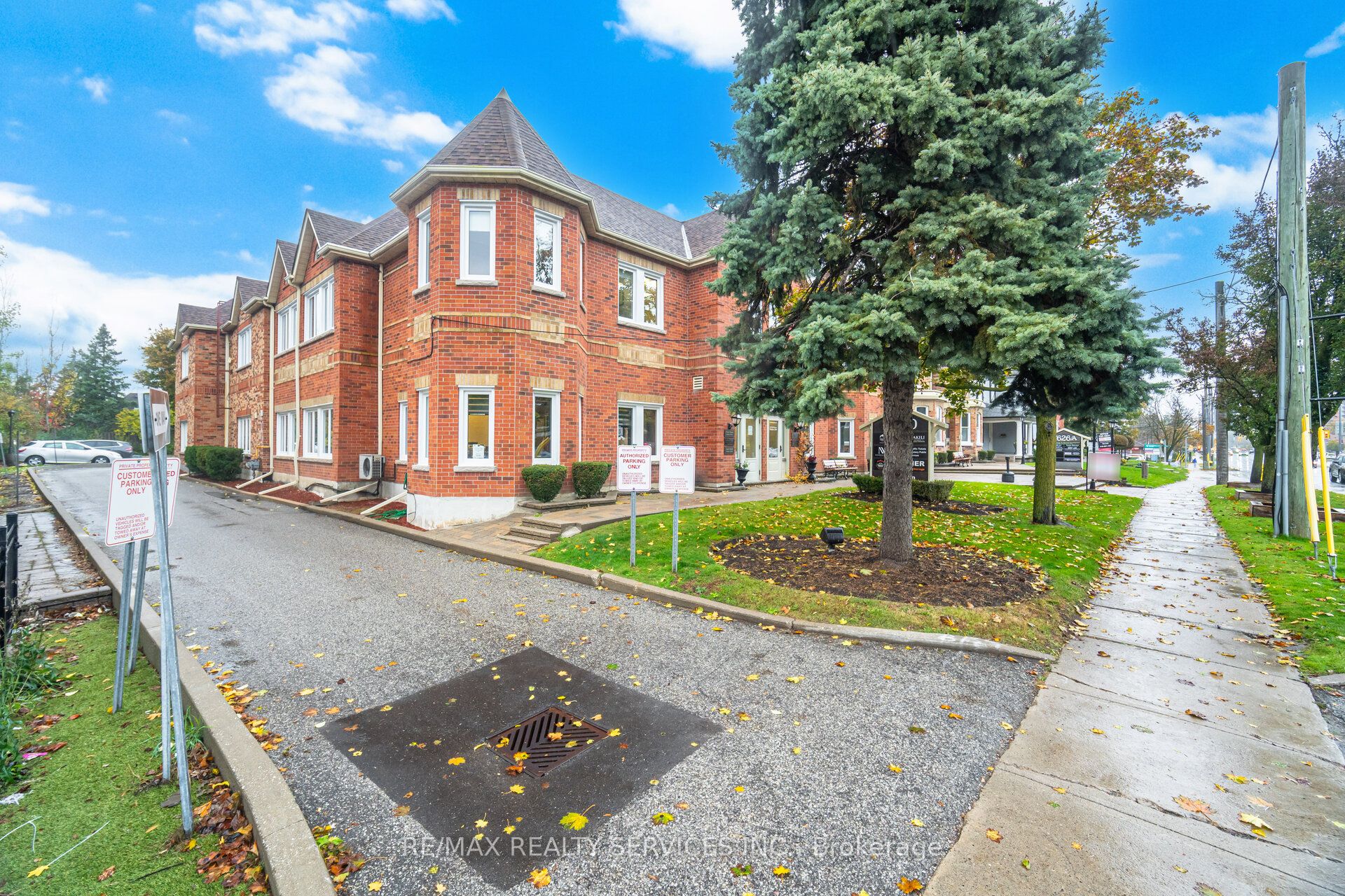 7620 Yonge St Property Photo 3