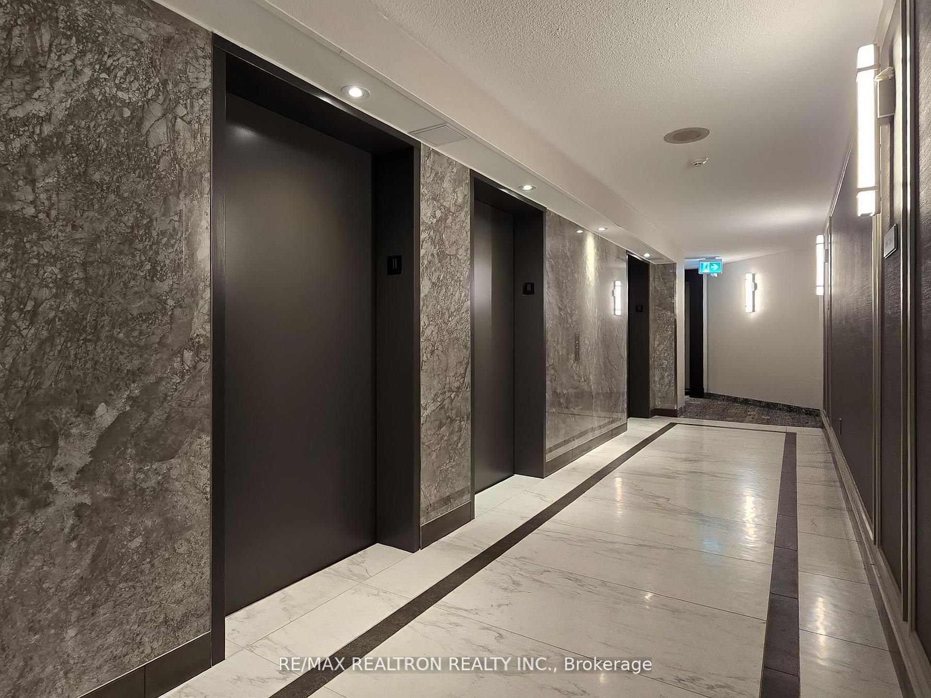 7460 Bathurst St Property Photo 4