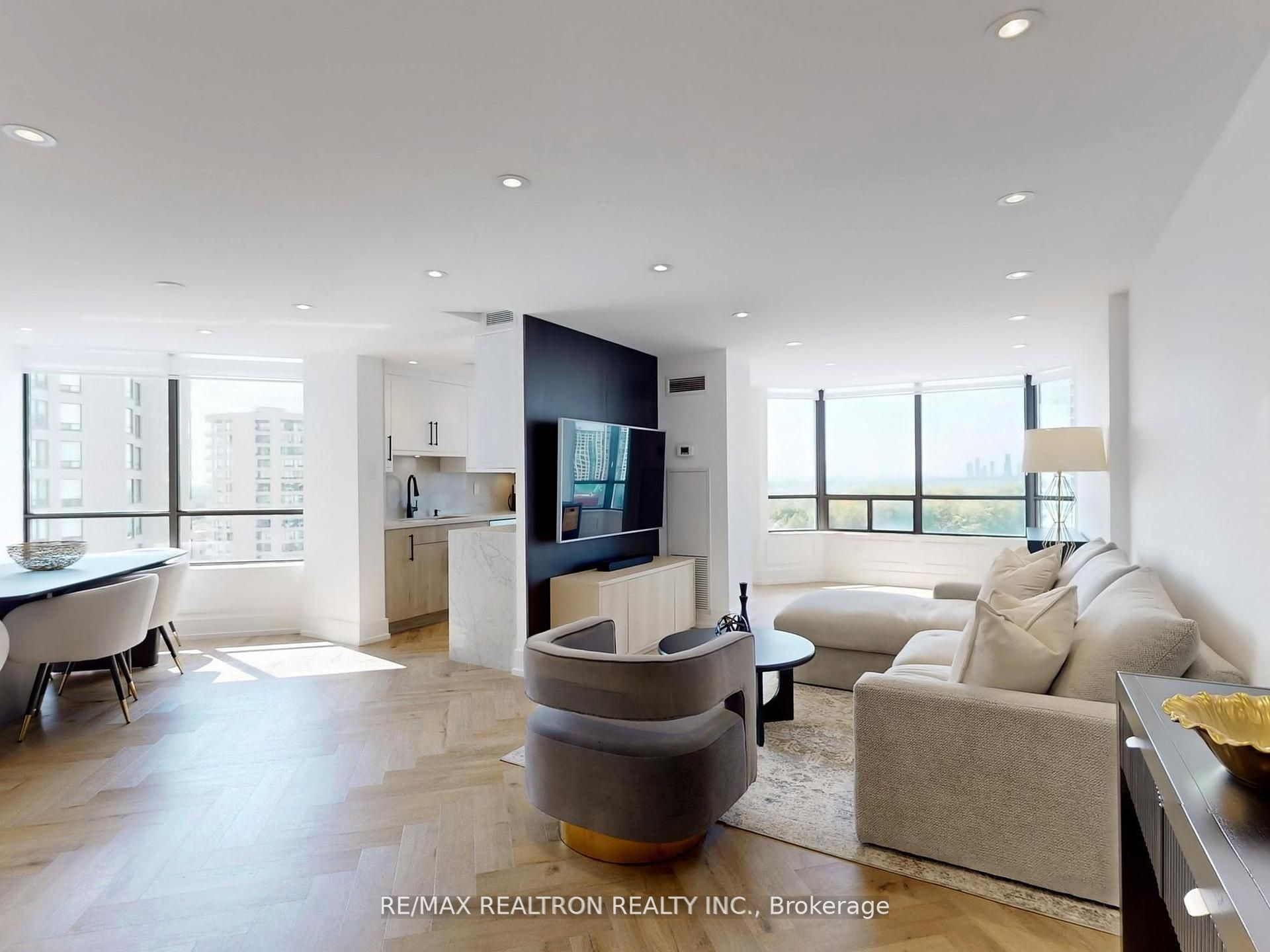 7460 Bathurst St Property Photo 6