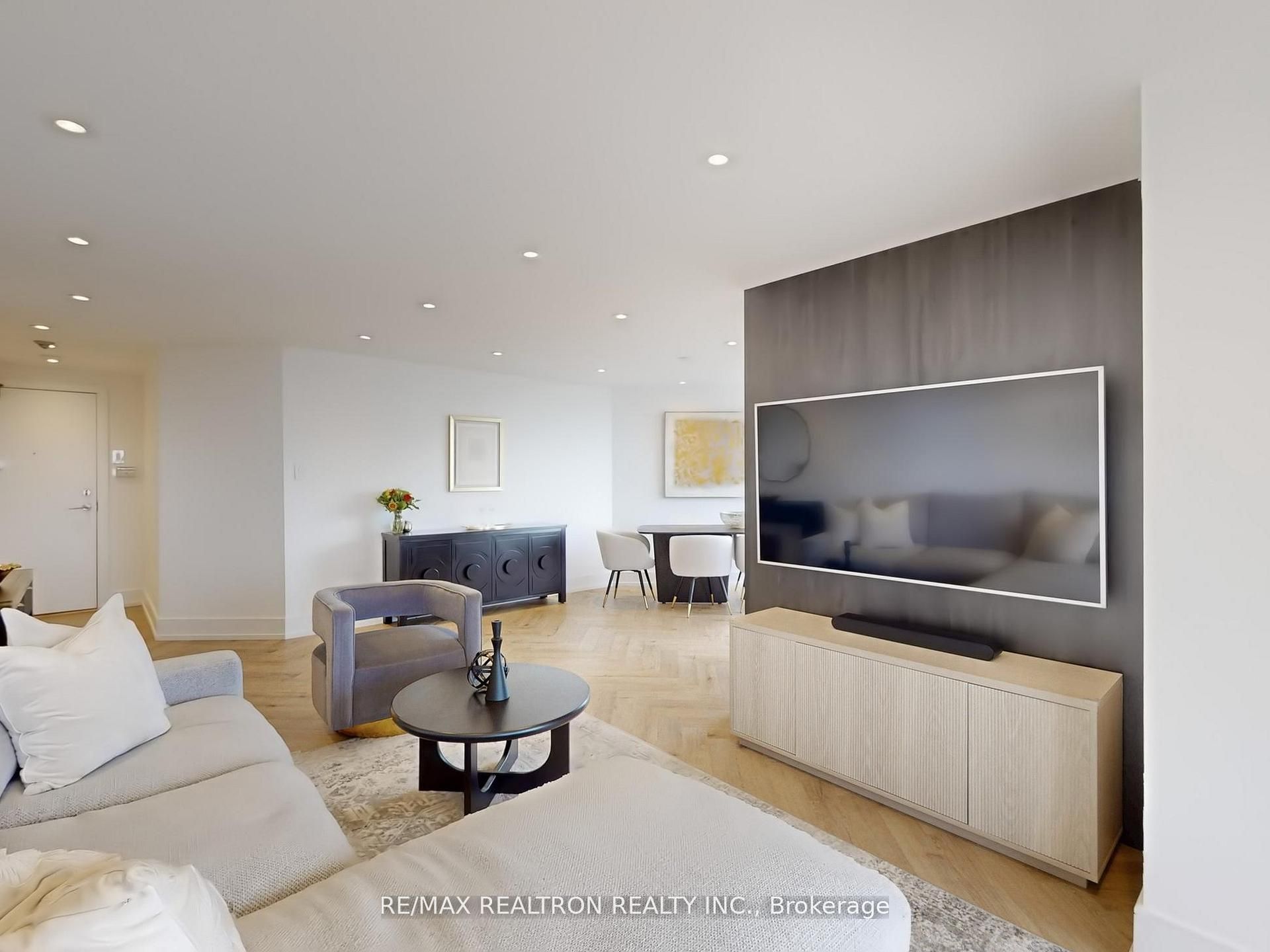 7460 Bathurst St Property Photo 7