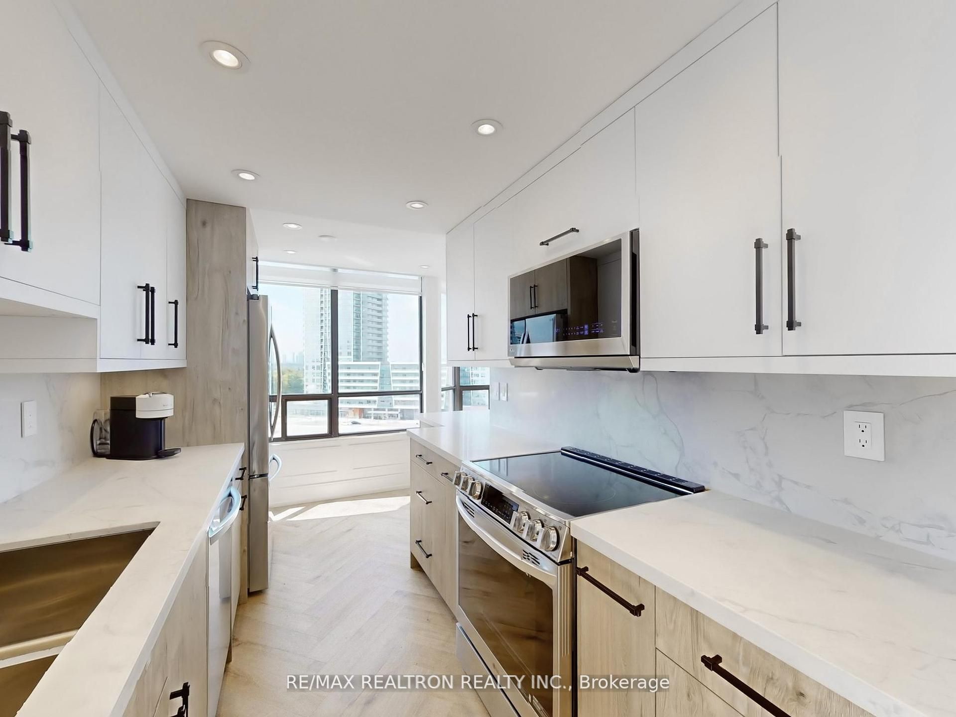 7460 Bathurst St Property Photo 9