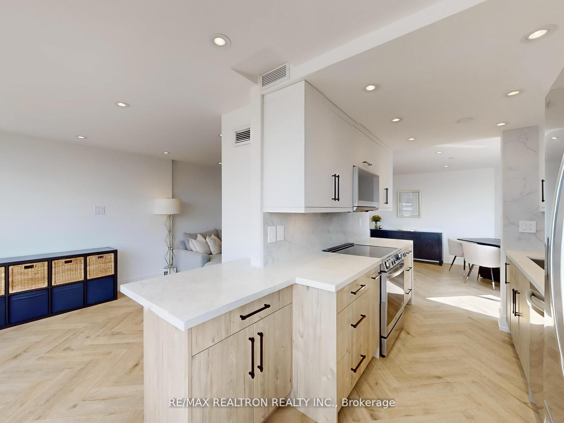 7460 Bathurst St Property Photo 12