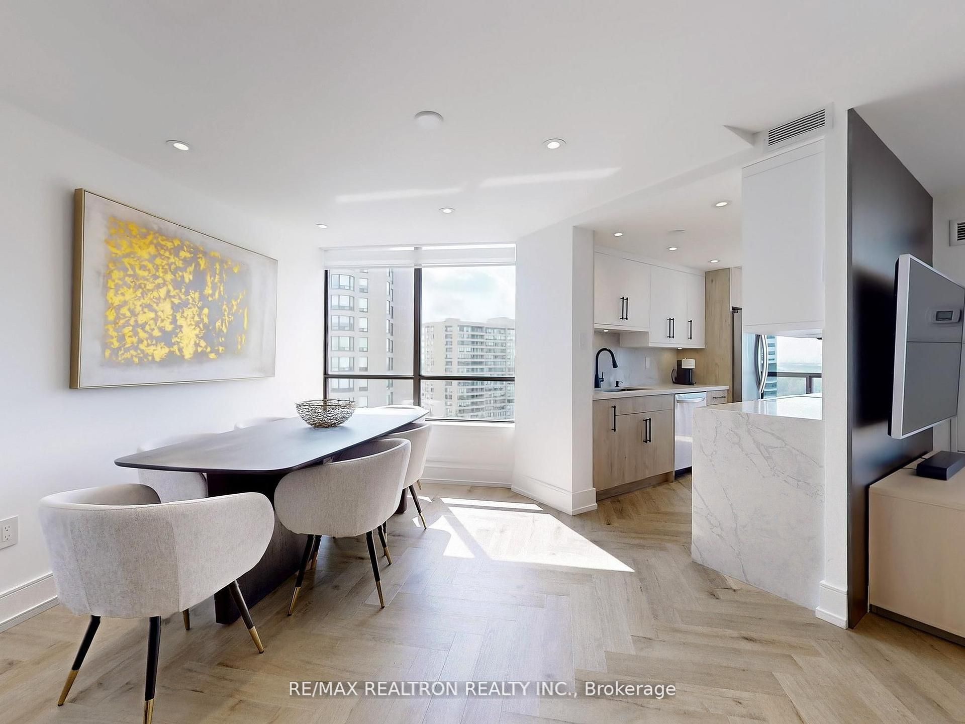 7460 Bathurst St Property Photo 13