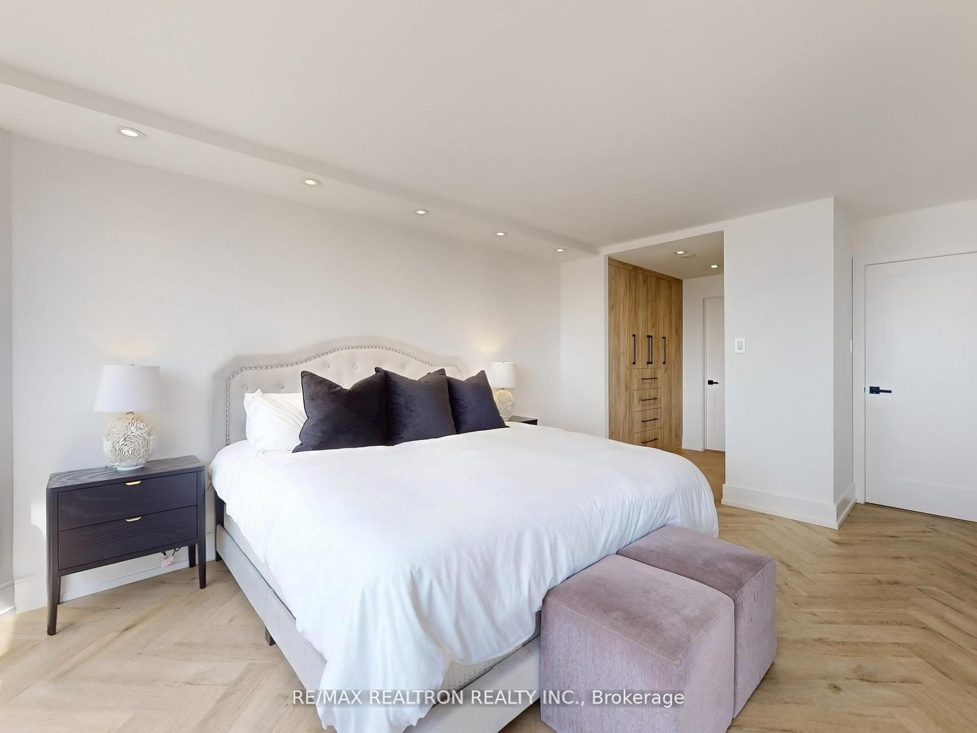 7460 Bathurst St Property Photo 15