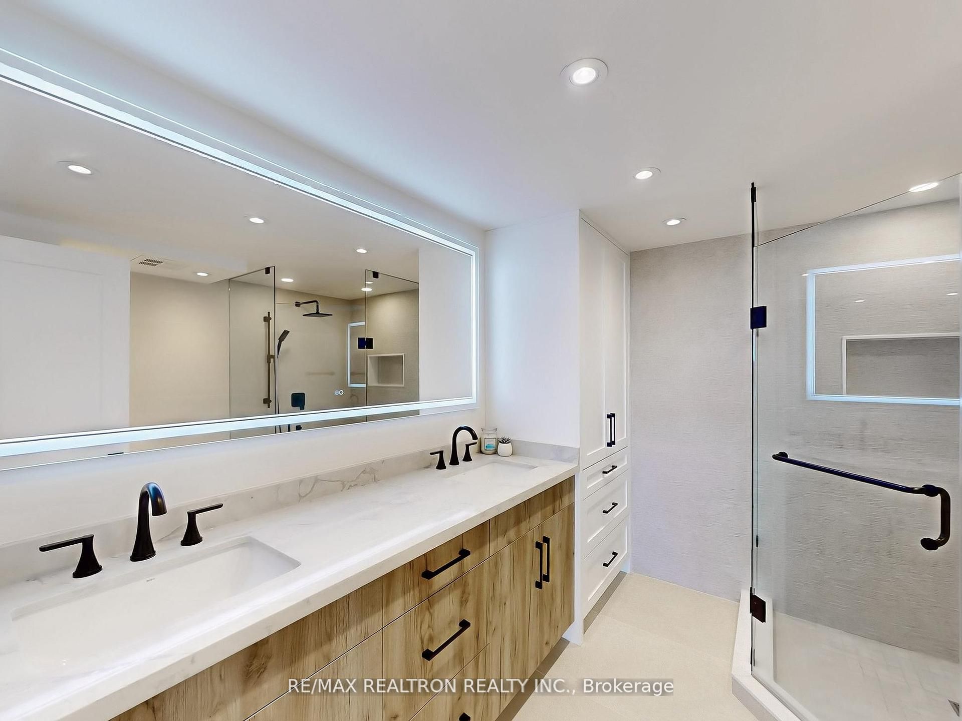 7460 Bathurst St Property Photo 17