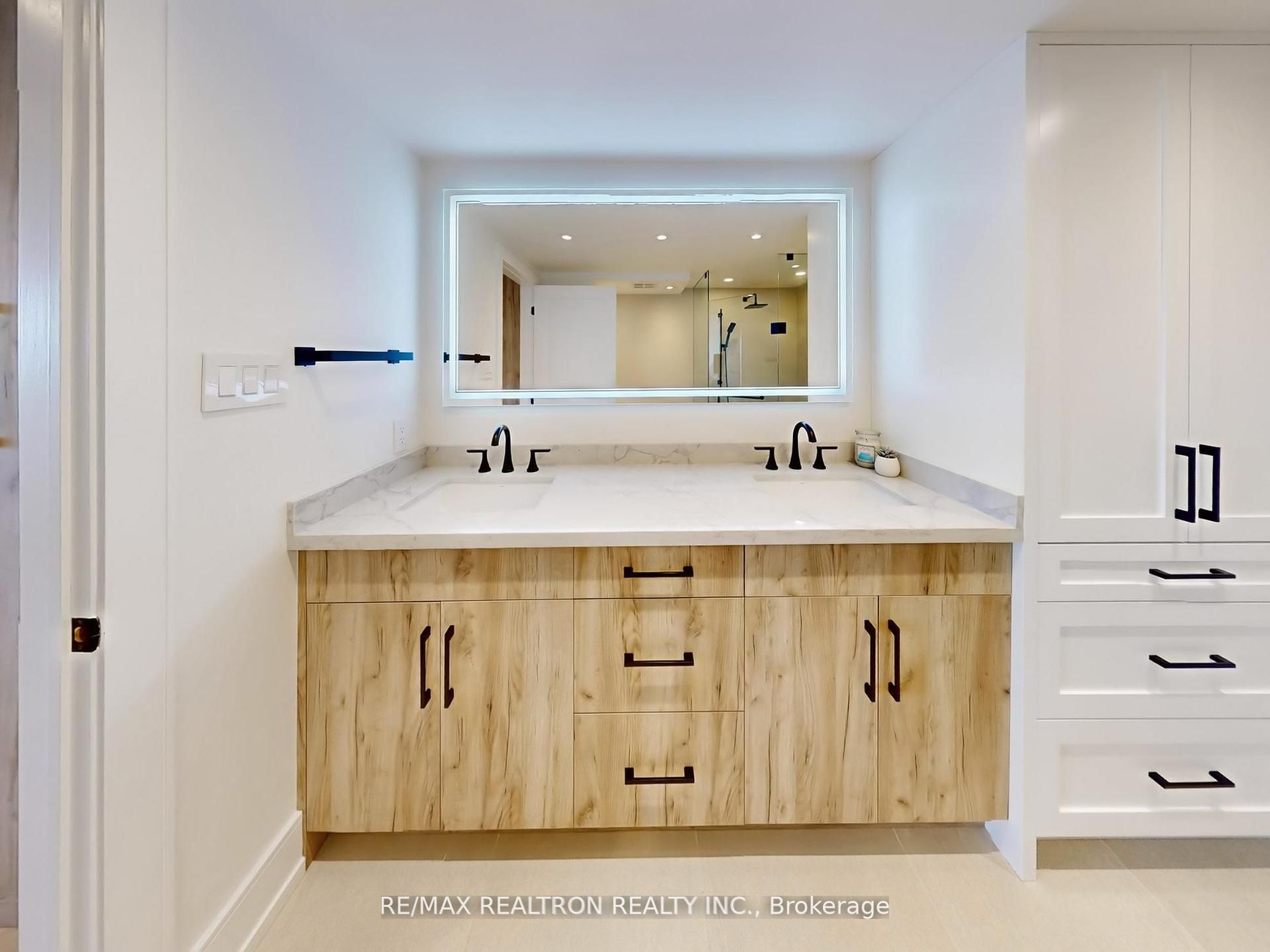 7460 Bathurst St Property Photo 18