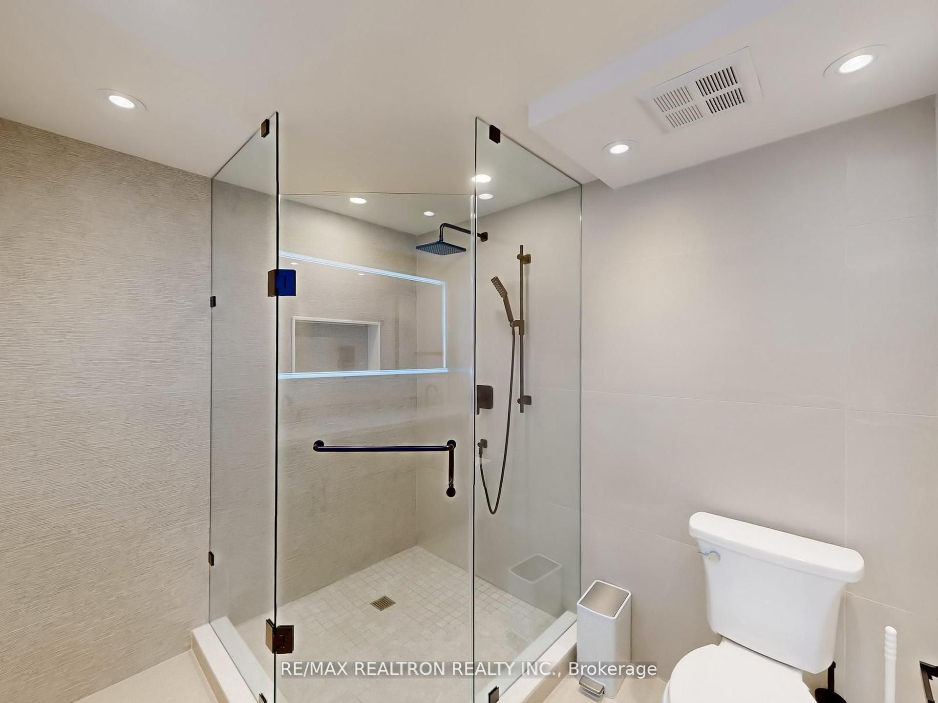 7460 Bathurst St Property Photo 19