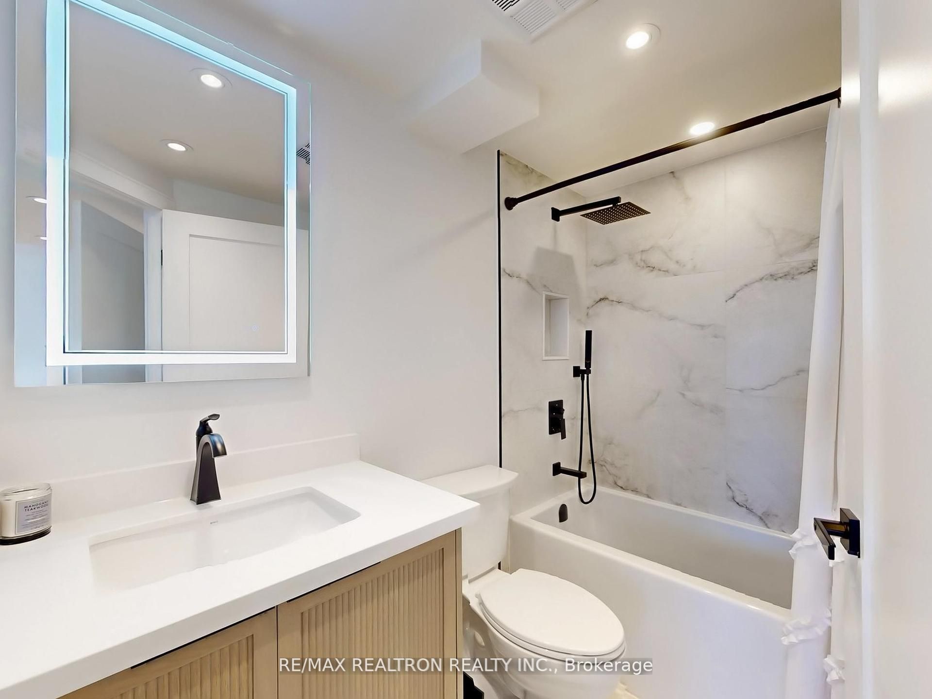 7460 Bathurst St Property Photo 22