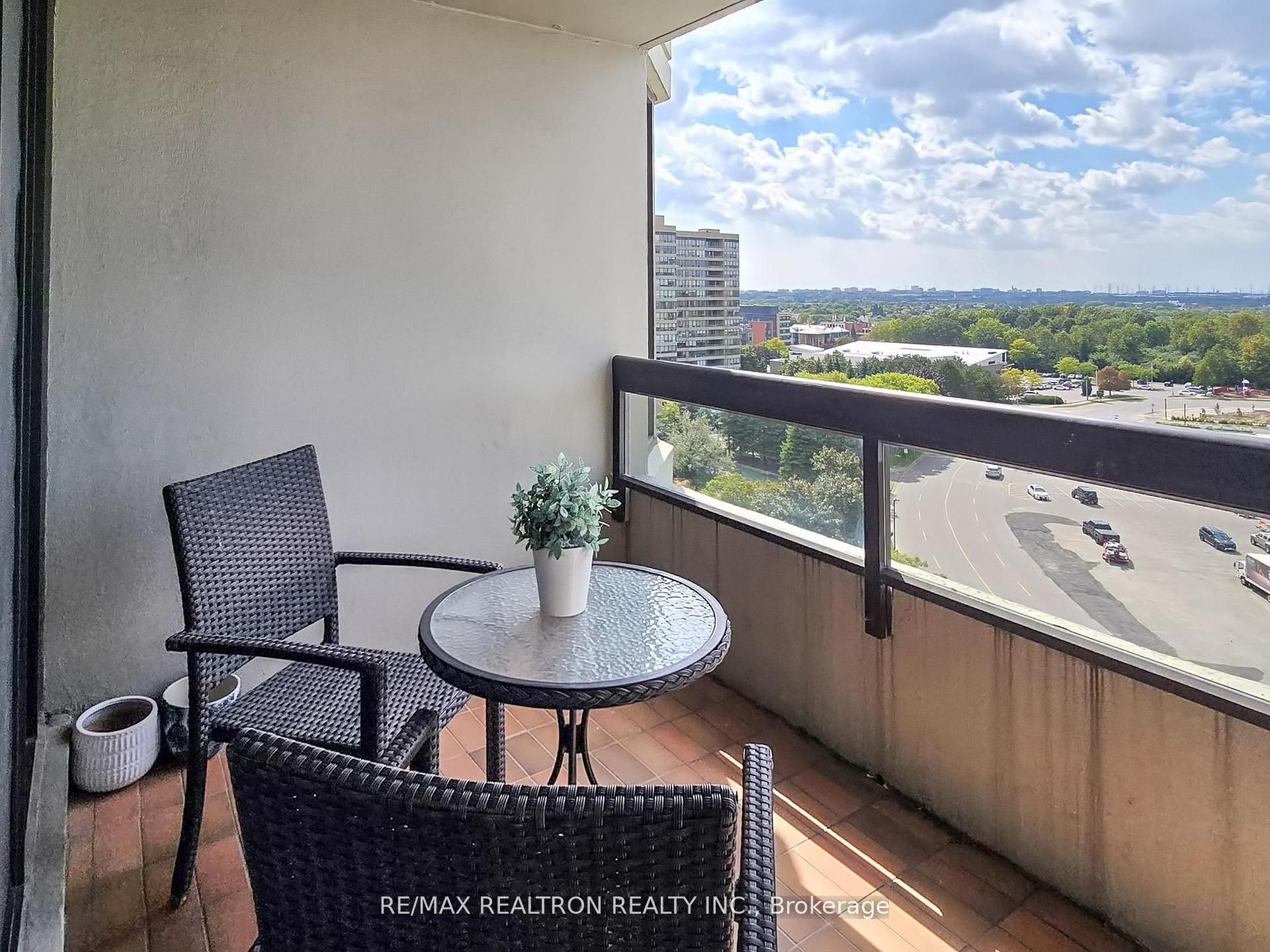 7460 Bathurst St Property Photo 24